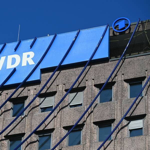 Das Logo des Westdeutschen Rundfunks an einem Gebäude in Köln. (Archivbild)