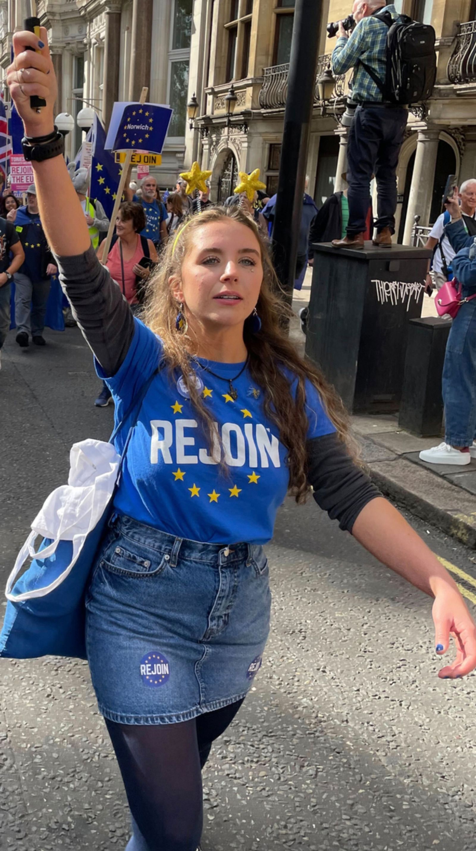 Ceira Casey-Seargent ist die jüngste Aktivistin, die sich am Protestmarsch für den Wiedereintritt in die EU beteiligt.  (Bild: NDR/Peter Corr)