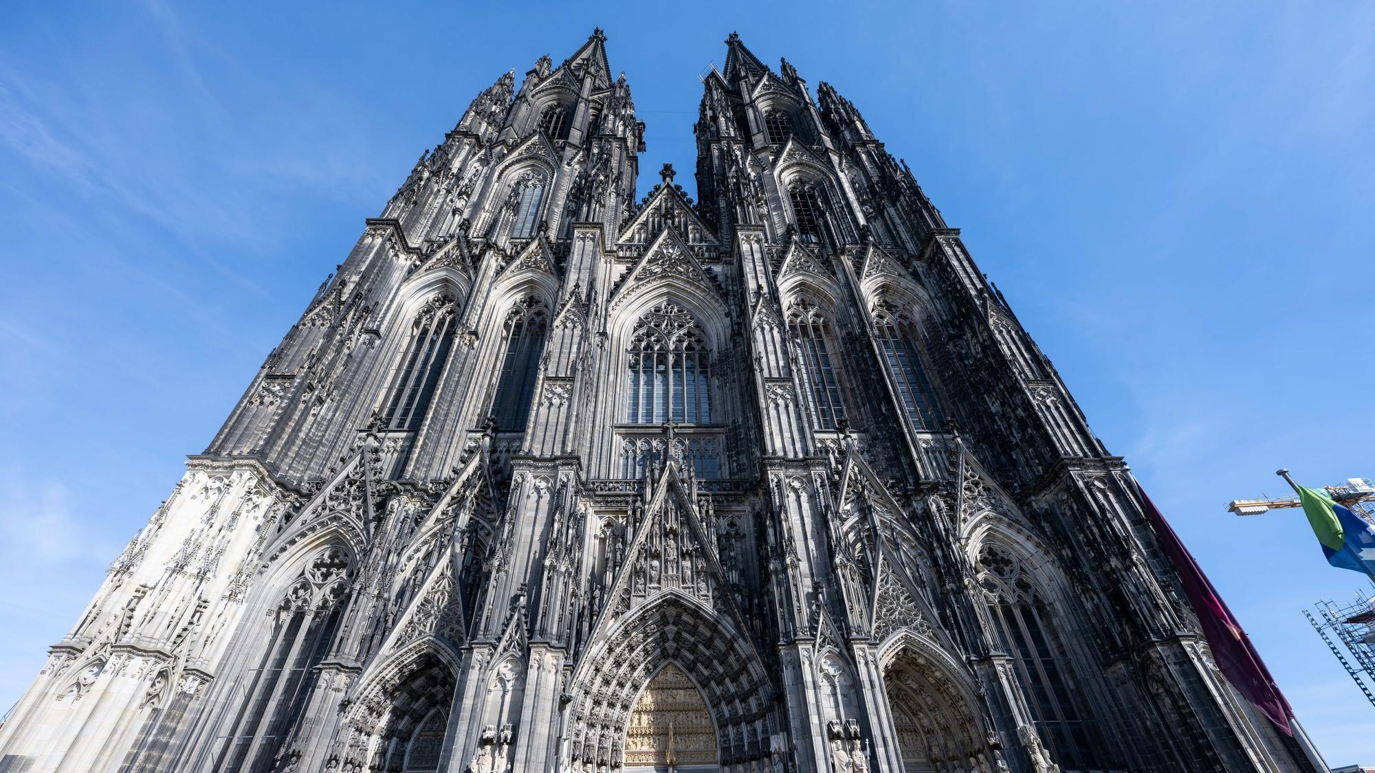 Blick auf das Westportal des Kölner Doms