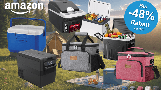 Camping-Kühlboxen und Kühltaschen im Amazon Sale – darunter eine blaue Coleman-Kühlbox, eine schwarze Kompressor-Kühlbox, eine thermoelektrische AEG-Kühlbox sowie graue und rosafarbene Kühltaschen von Lifewit – vor sommerlicher Outdoor-Kulisse mit Zelt und Wiese.