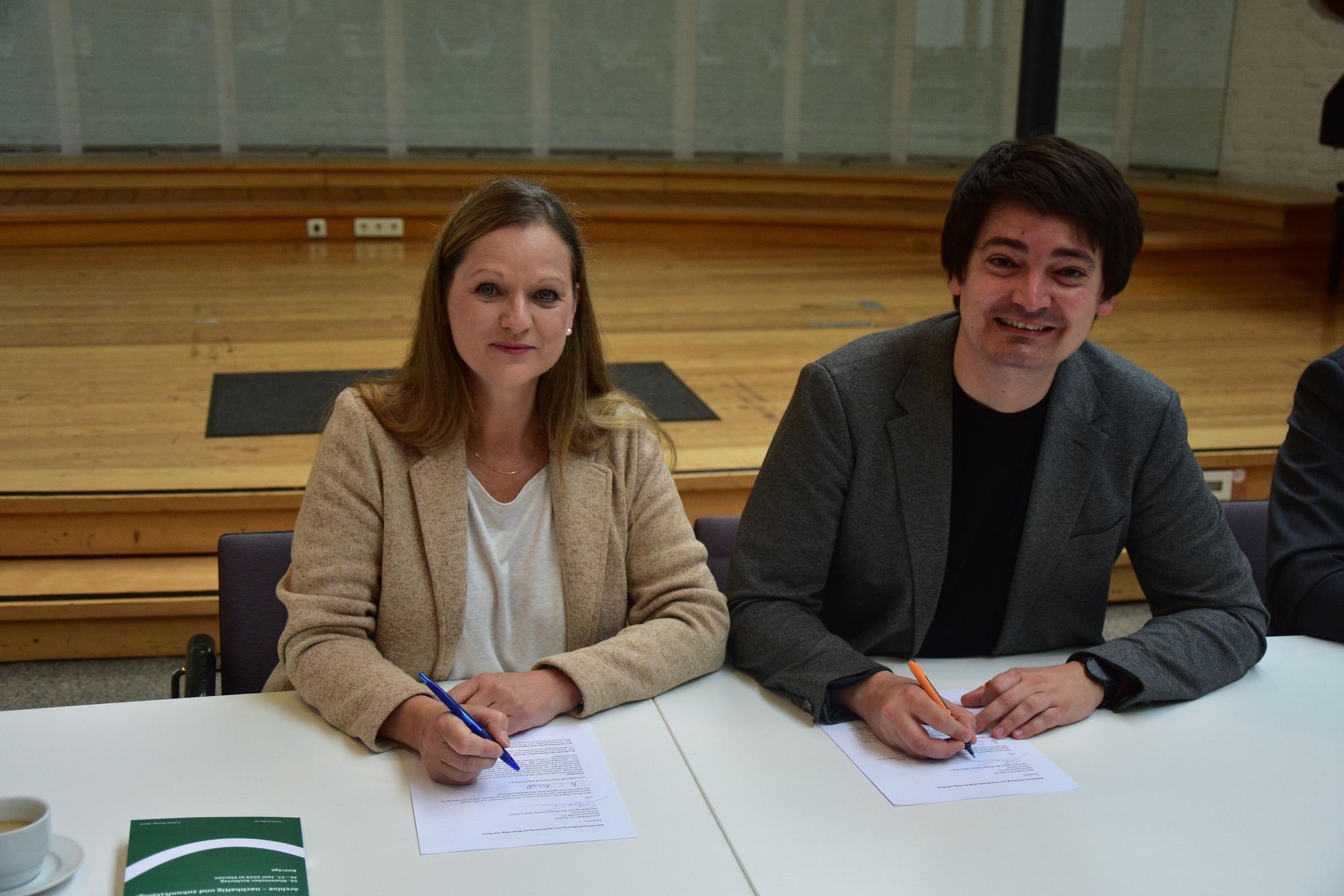 Die Unterschriften für den Notfallverbundsbeitritt geben Claudia Arndt, Leiterin des Archivs des Rhein-Sieg-Kreises und Bürgermeister Mario Dahm.