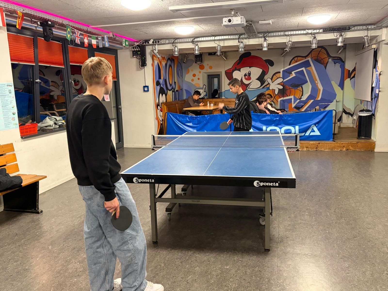 Jugendliche spielen Tischtennis im „Haus der Jugend“.