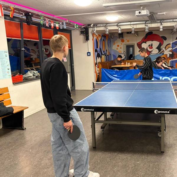 Jugendliche spielen Tischtennis im „Haus der Jugend“.