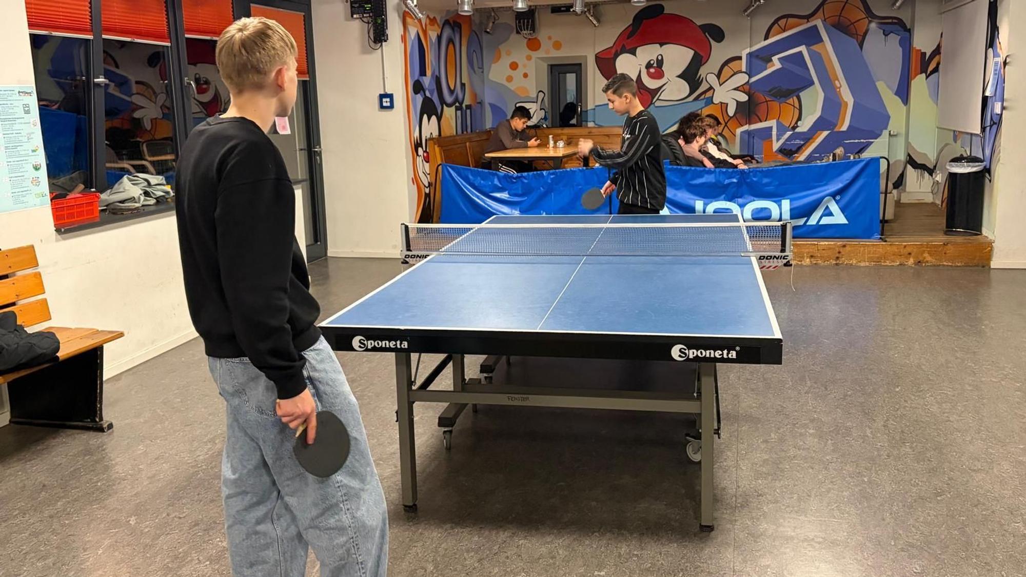 Jugendliche spielen Tischtennis im „Haus der Jugend“.