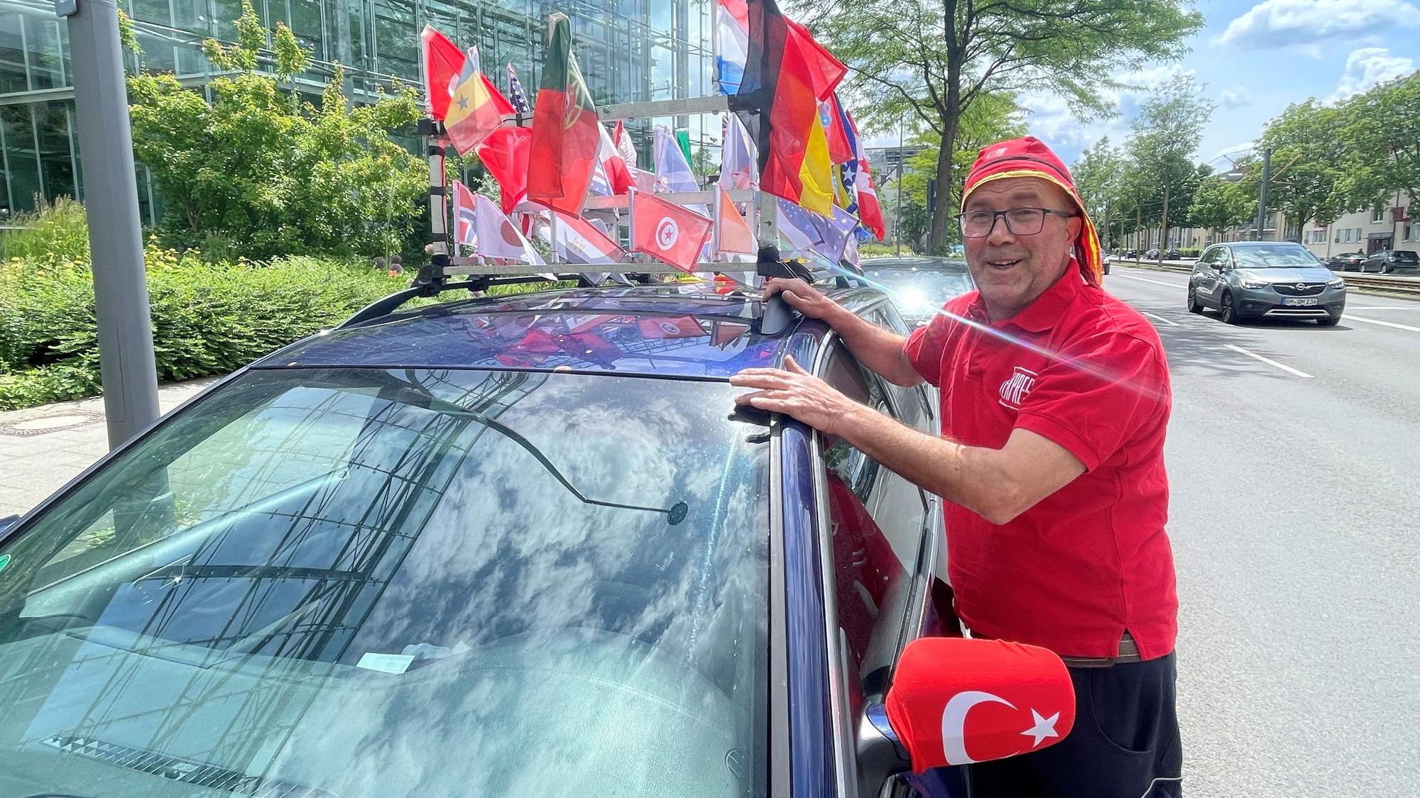 Halil Cetin vor seinem WM-Auto