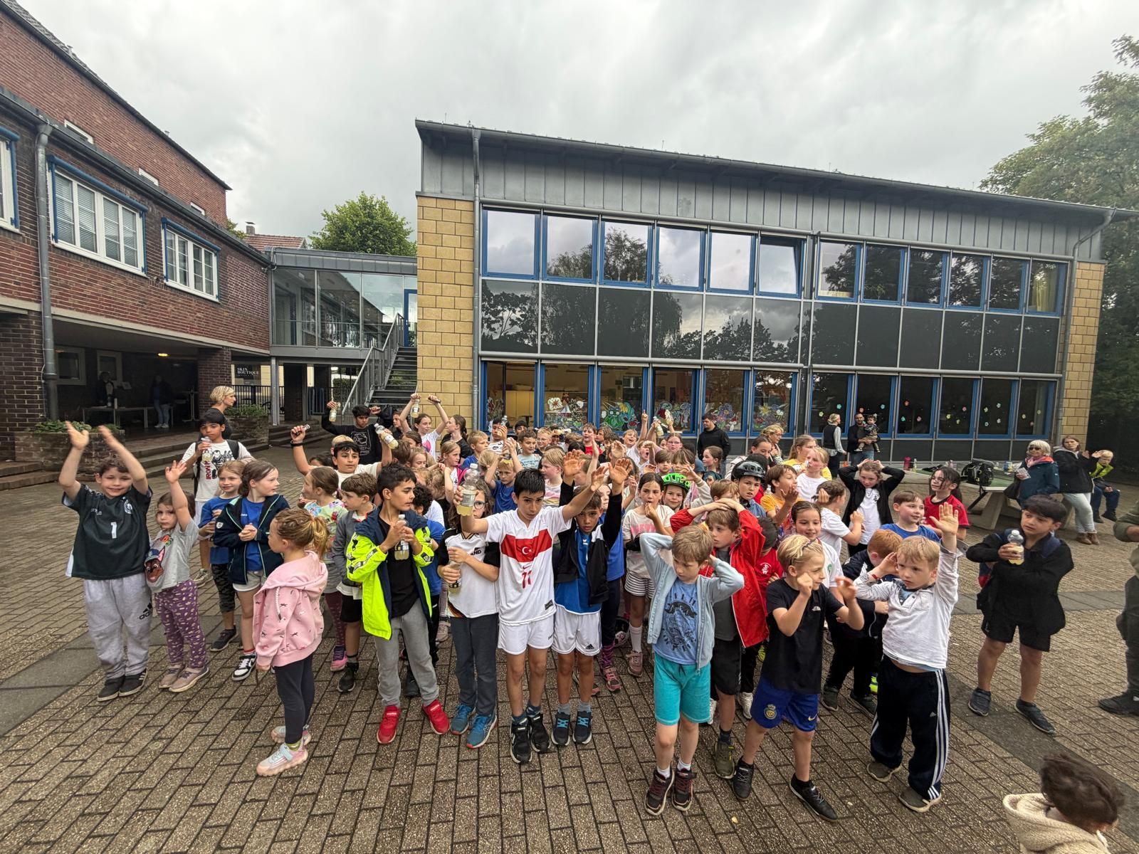 Schülerinnen und Schüler der Klassen eins bis vier sammeln Geld beim Sponsorenlauf.