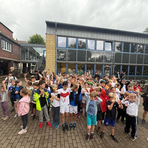 Schülerinnen und Schüler der Klassen eins bis vier sammeln Geld beim Sponsorenlauf.