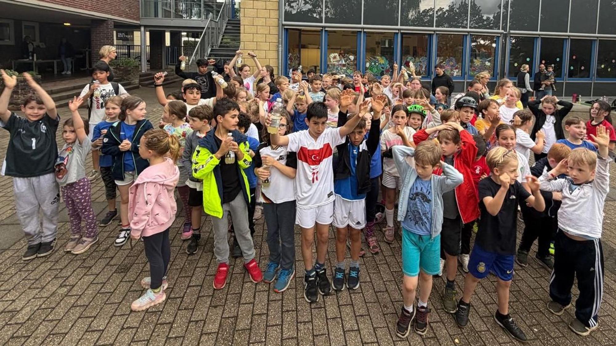 Schülerinnen und Schüler der Klassen eins bis vier sammeln Geld beim Sponsorenlauf.