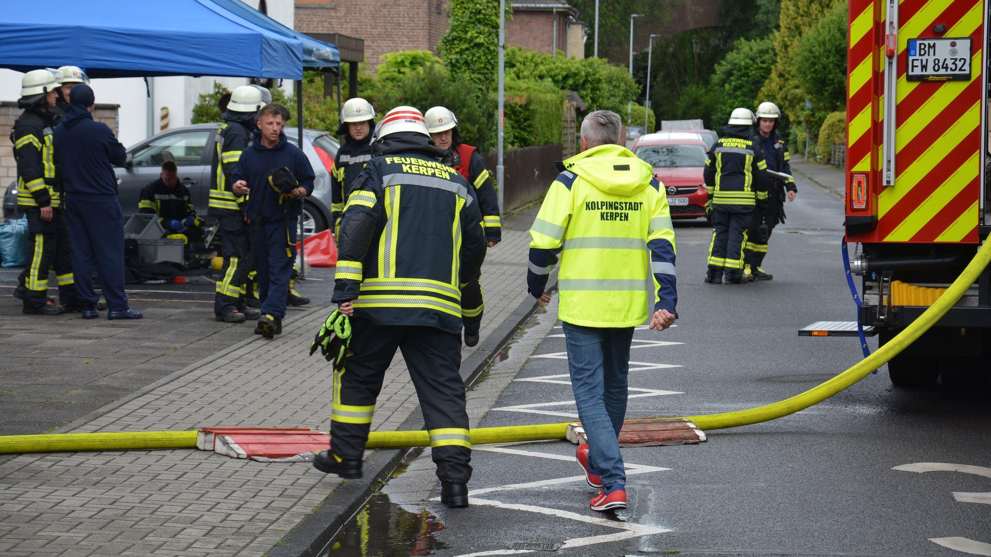 Die Feuerwehr konnte das Feuer schnell löschen und musste das Gebäude im Anschluss noch lüften. Auch Bürgermeister Thomas Jurczyk (in gelber Jacke) war vor Ort.