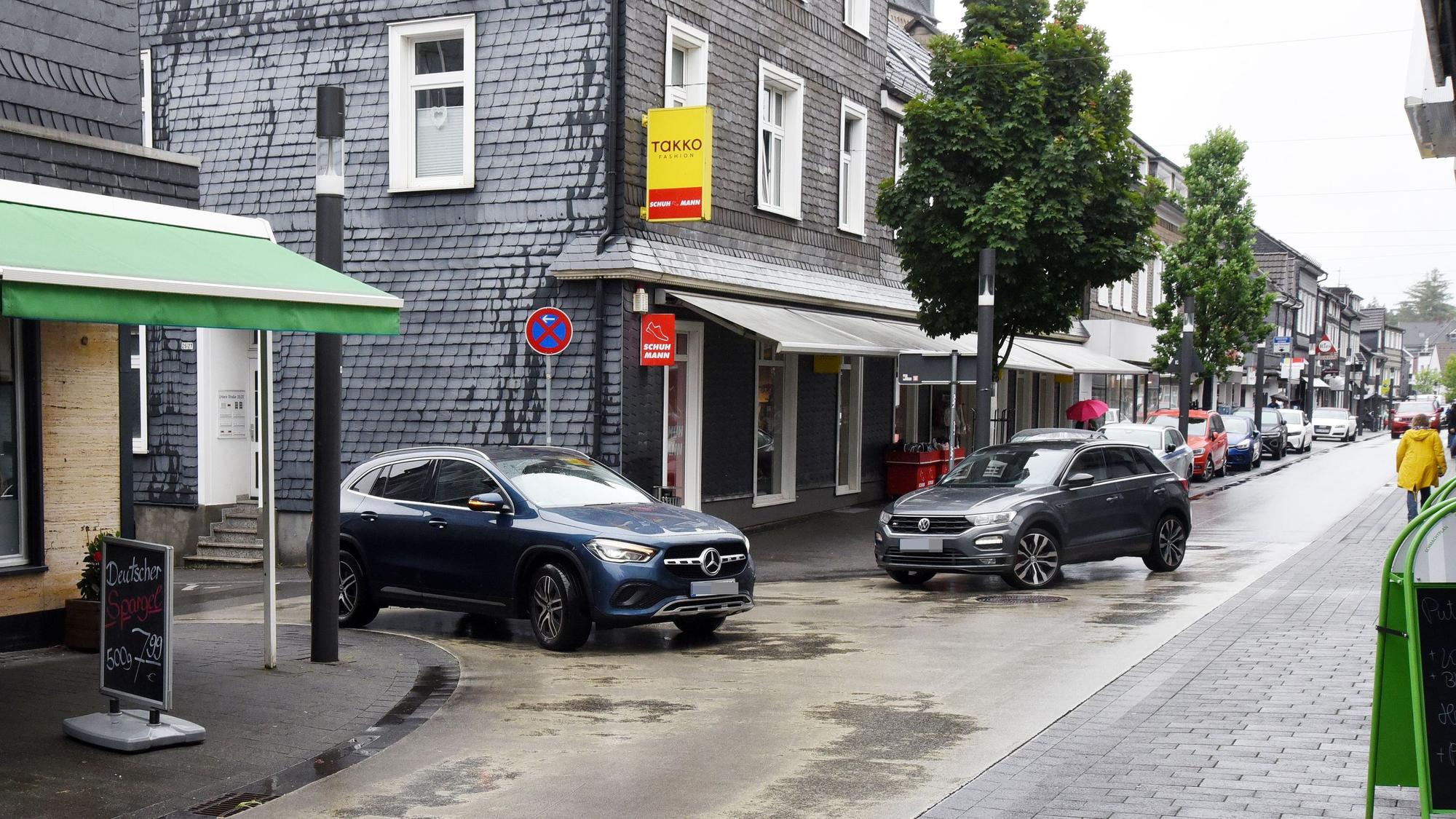 Das Foto zeigt zwei Autos, die sich in Wipperfürth an der Ecke Untere Straße/Dr.-Eugen-Kersting-Straße begegnen.