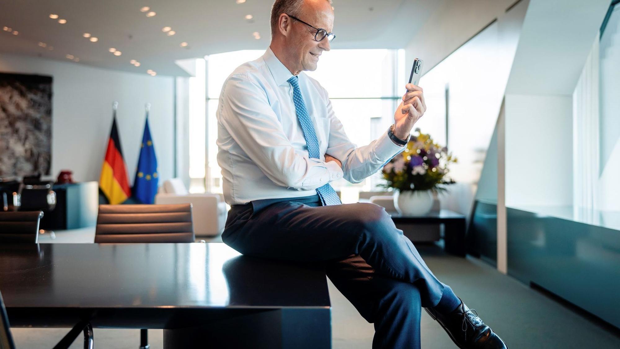 Merz spricht per Videocall mit Spielern der Nationalmannschaft