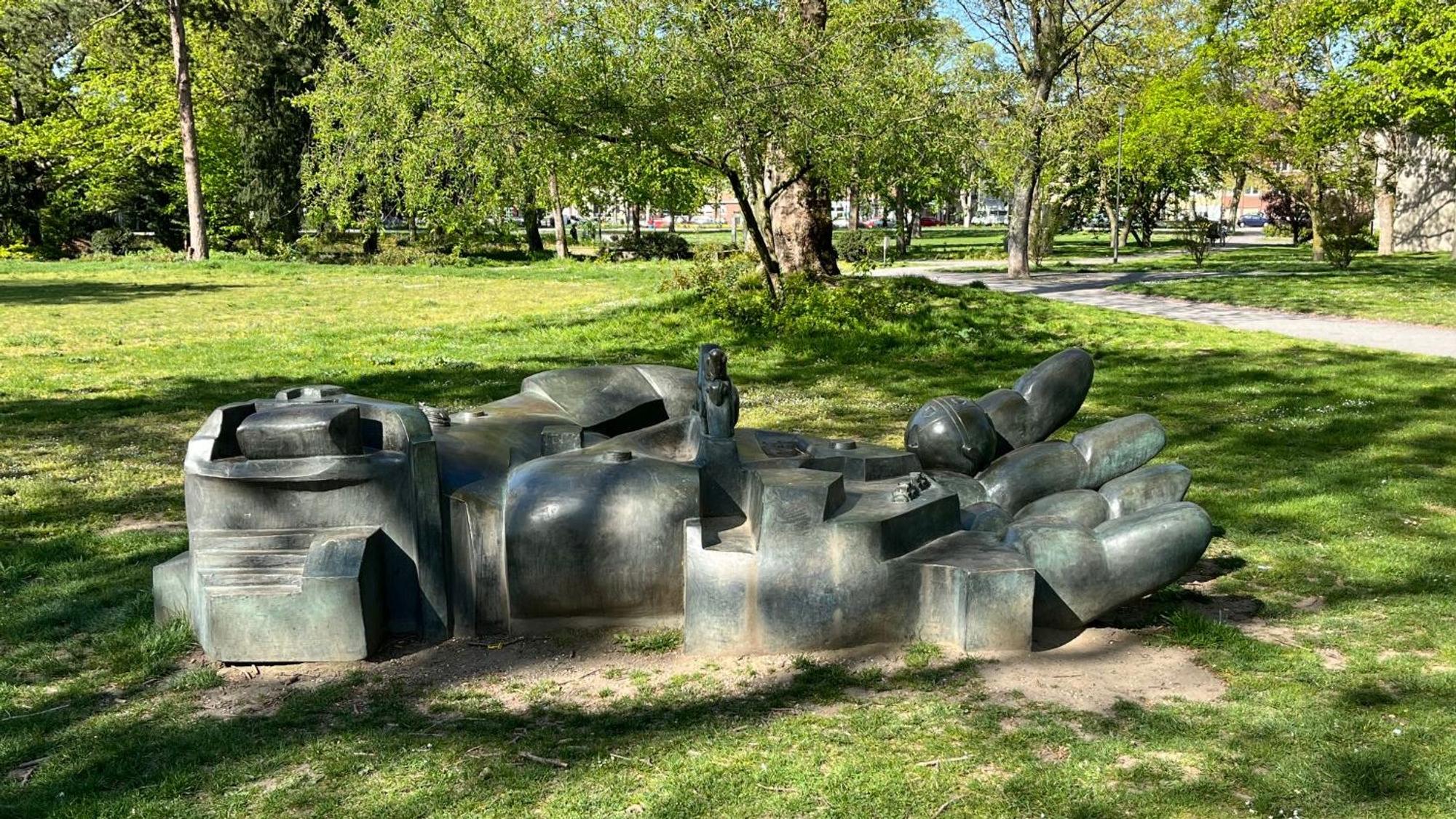 Die Bronzeskulptur „Egypt/Ägypten“ des schottischen Künstlers Eduardo Paolozzi wurde im Mai 2025 aus dem Park am Duisburger Lehmbruck-Museum gestohlen.Lehmbruck-Museum/dpa