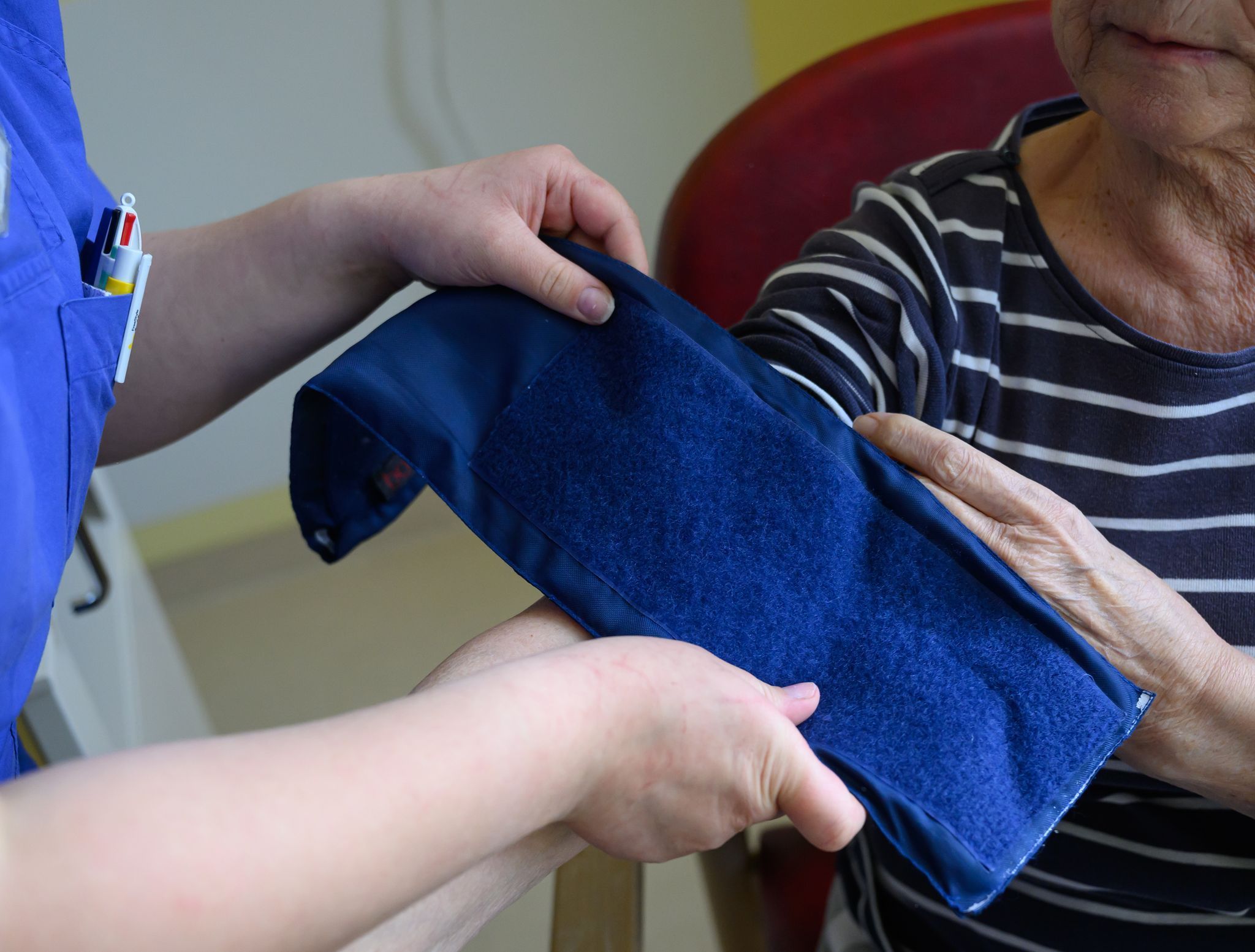 Pflegerin misst Blutdruck