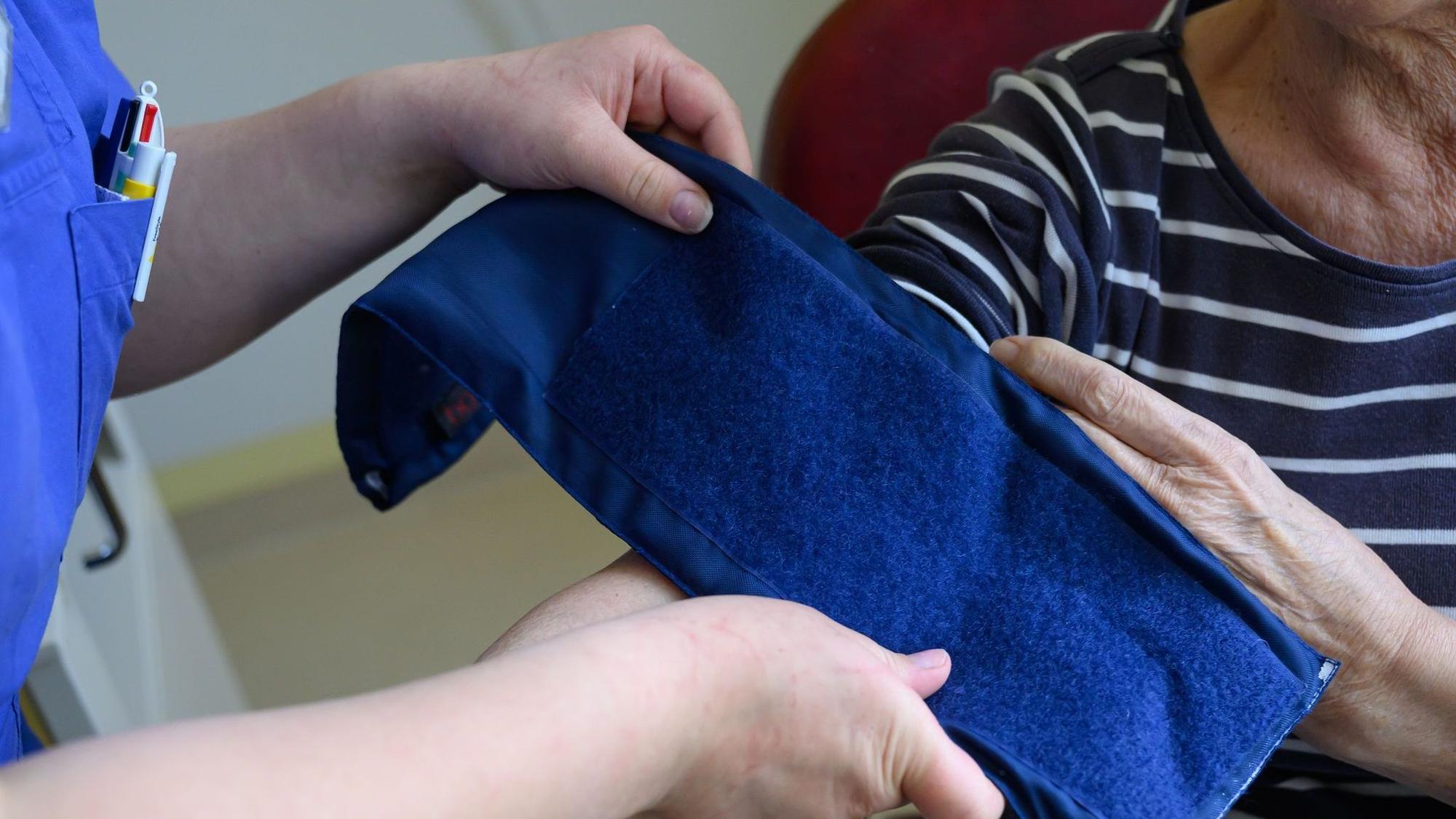 Pflegerin misst Blutdruck