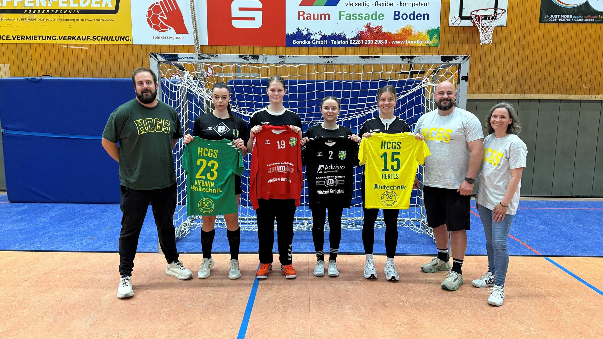 Die neuen Spielerinnen und Verantwortlichen stehen in der Eugen-Haas-Halle vor dem Tor.