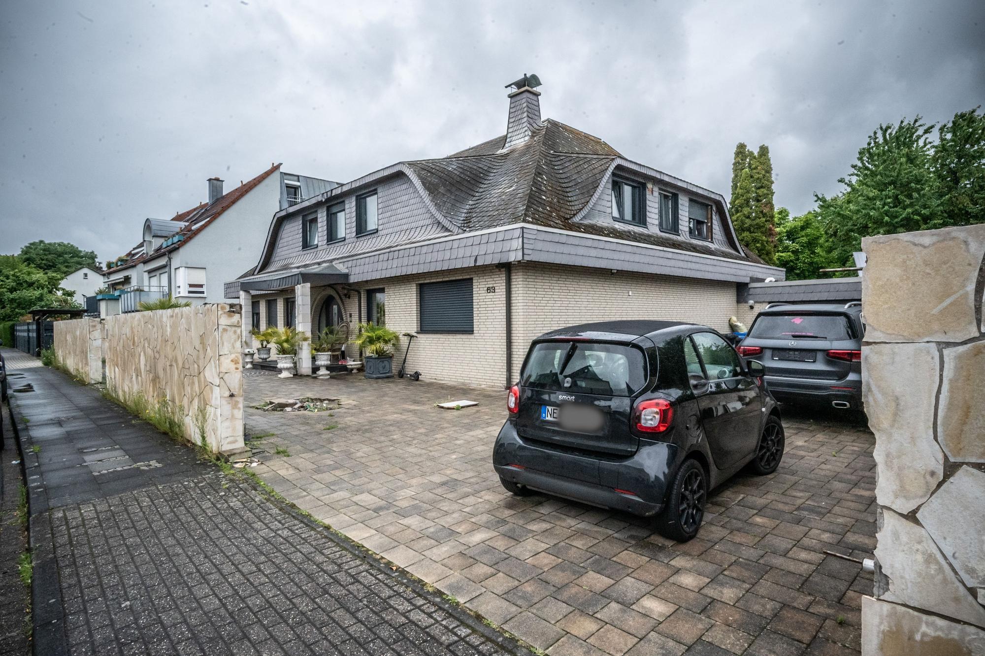 Inzwischen fehlen die schmiedeeisernen Gitter in der Außenmauer. Haus der Clanfamilie Al Zein in Leverkusen Rheindorf. Auf der Grieße 63. Das haus wurde von der Staatsanwaltschaft eingezogen. Bild: Ralf Krieger