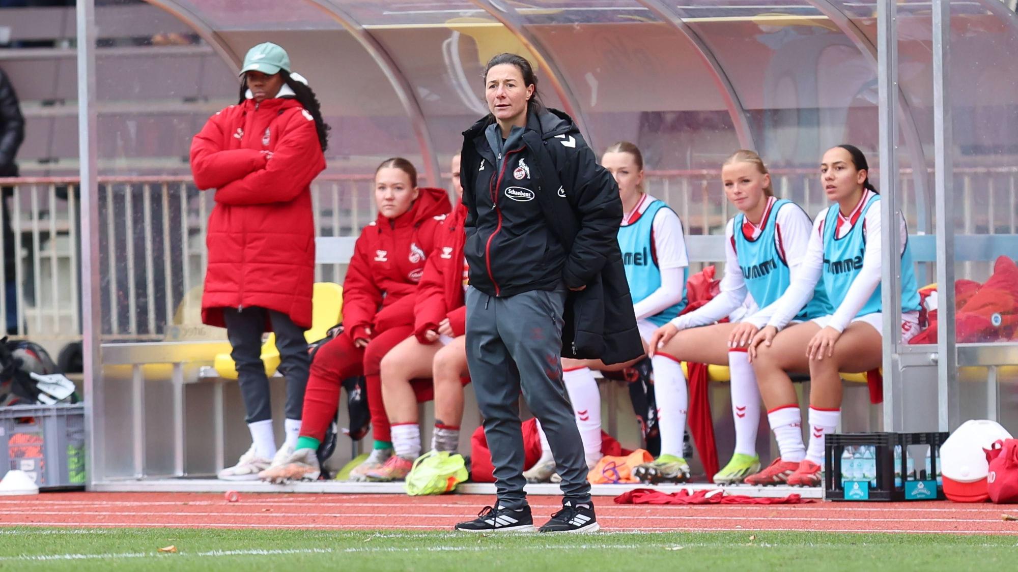 06.12.2025, Fussball, Frauen, RL West, Saison 2025/2026, Borussia Dortmund vs. 1.FC Koeln U21, U 21 im Stadion Rote Erde in Dortmund Deutschland Verena Hagedorn Trainerin 1. FC Koeln U21 Dortmund Stadion Rote Erde Nordrhein Westfalen Deutschland *** 06 12 2025, Football, Women, RL West, Season 2025 2026, Borussia Dortmund vs 1 FC Koeln U21 at Stadion Rote Erde in Dortmund Germany Verena Hagedorn Coach 1 FC Koeln U21 Dortmund Stadion Rote Erde North Rhine-Westphalia Germany FZ