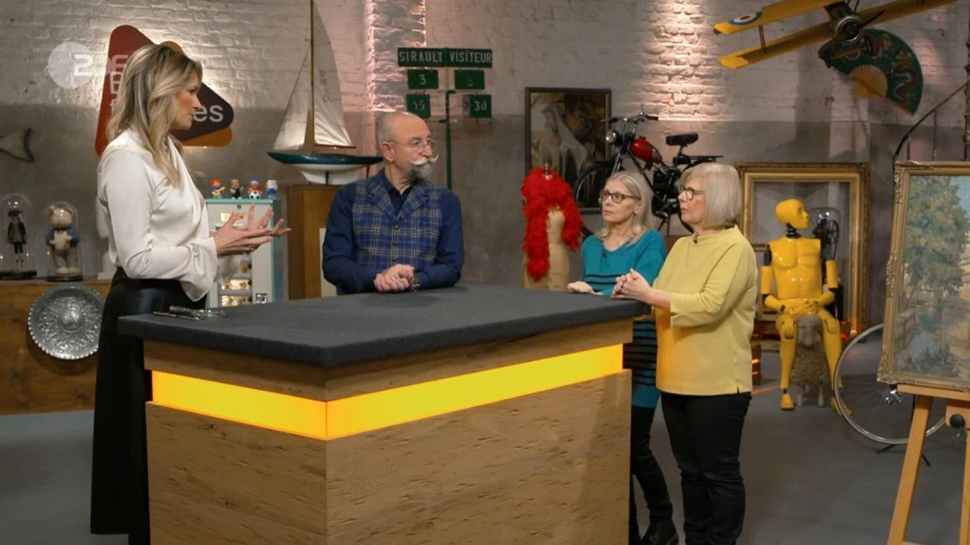 Die Kölner Schwester Gerlinde und Ute (v.r.) mit Moderator Horst Lichter und Expertin Bianca Berding bei „Bares für Rares“.