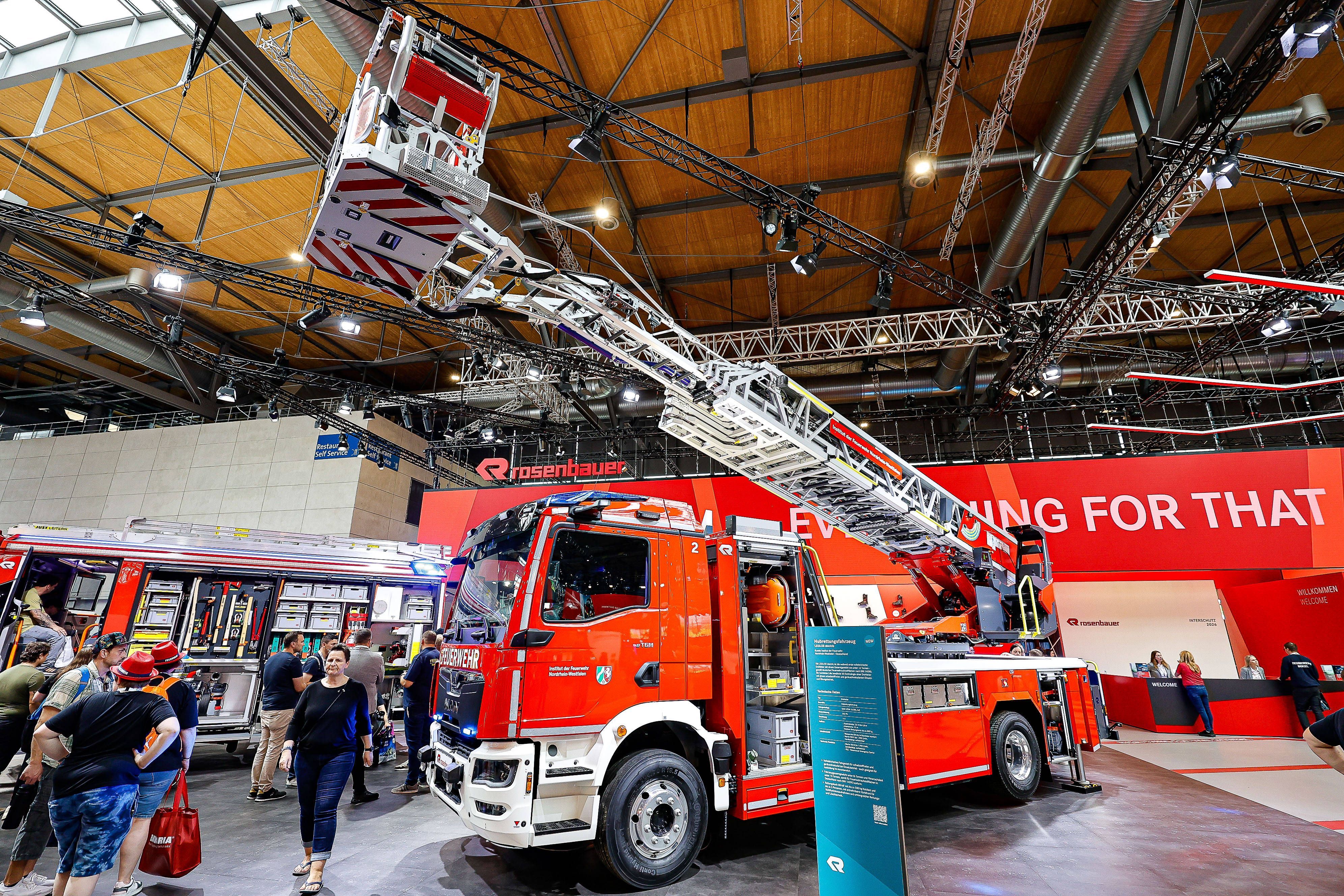 Ein neues Feuerwehr-Drehleiter-Fahrzeug der Firma Rosenbauer steht in der Messehalle auf der Interschutz 2026, der Weltleitmesse für Feuerwehren.