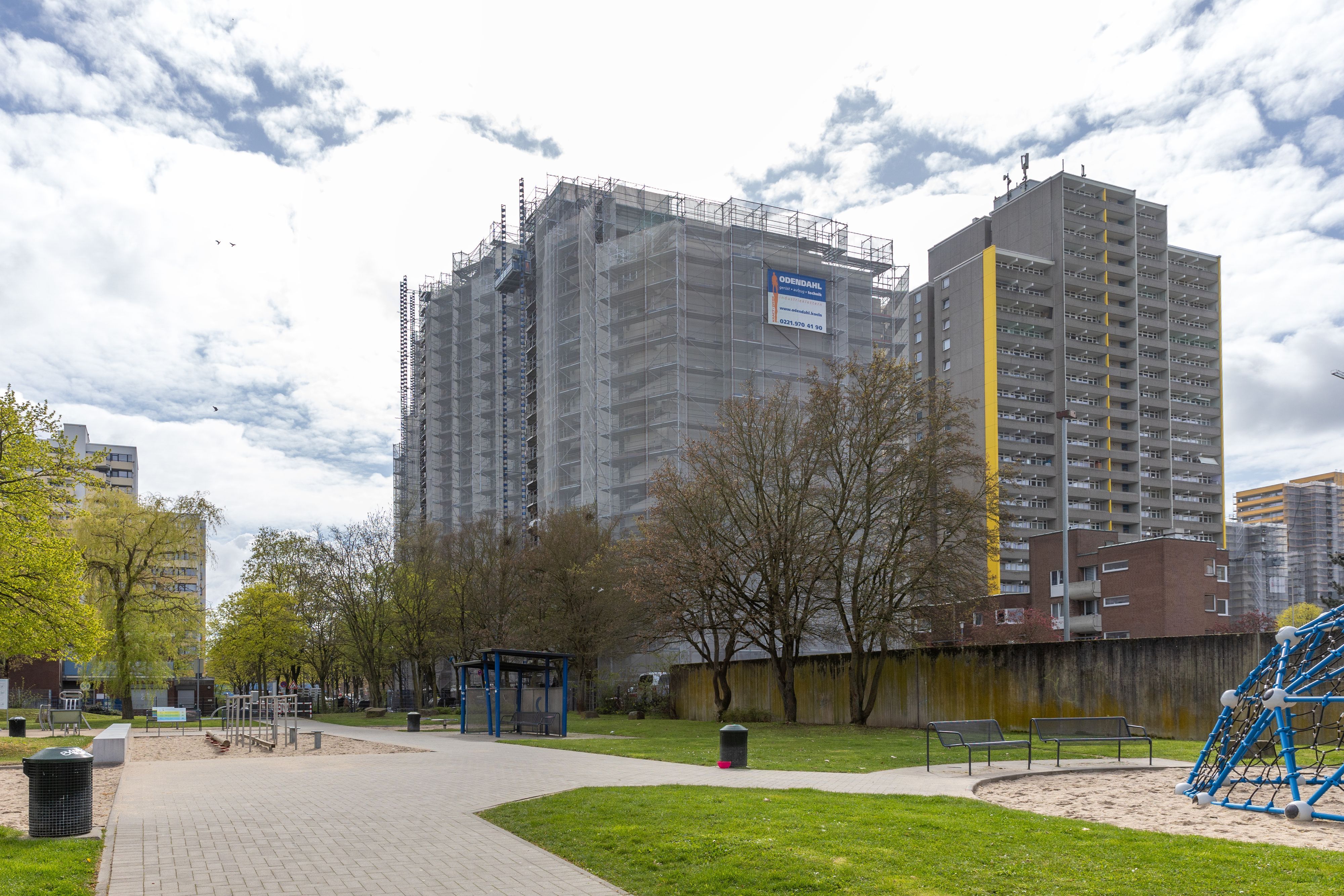 31.03.2026: Für Serie über abgehängte Stadtteile: Wir treffen  Anwohner die in einer der "Problemhochhäuser" auf der Osloerstraße 2 in Chorweiler wohnt. Foto: Martina Goyert