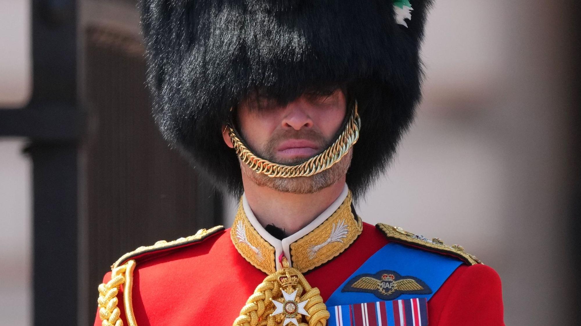Prinz William von Wales sitzt vor dem Buckingham Palace während der „Trooping the Colour“, der jährlichen Geburtstagsparade des Königs Charles III., in der Uniform der Welsh Guards auf seinem Pferd.