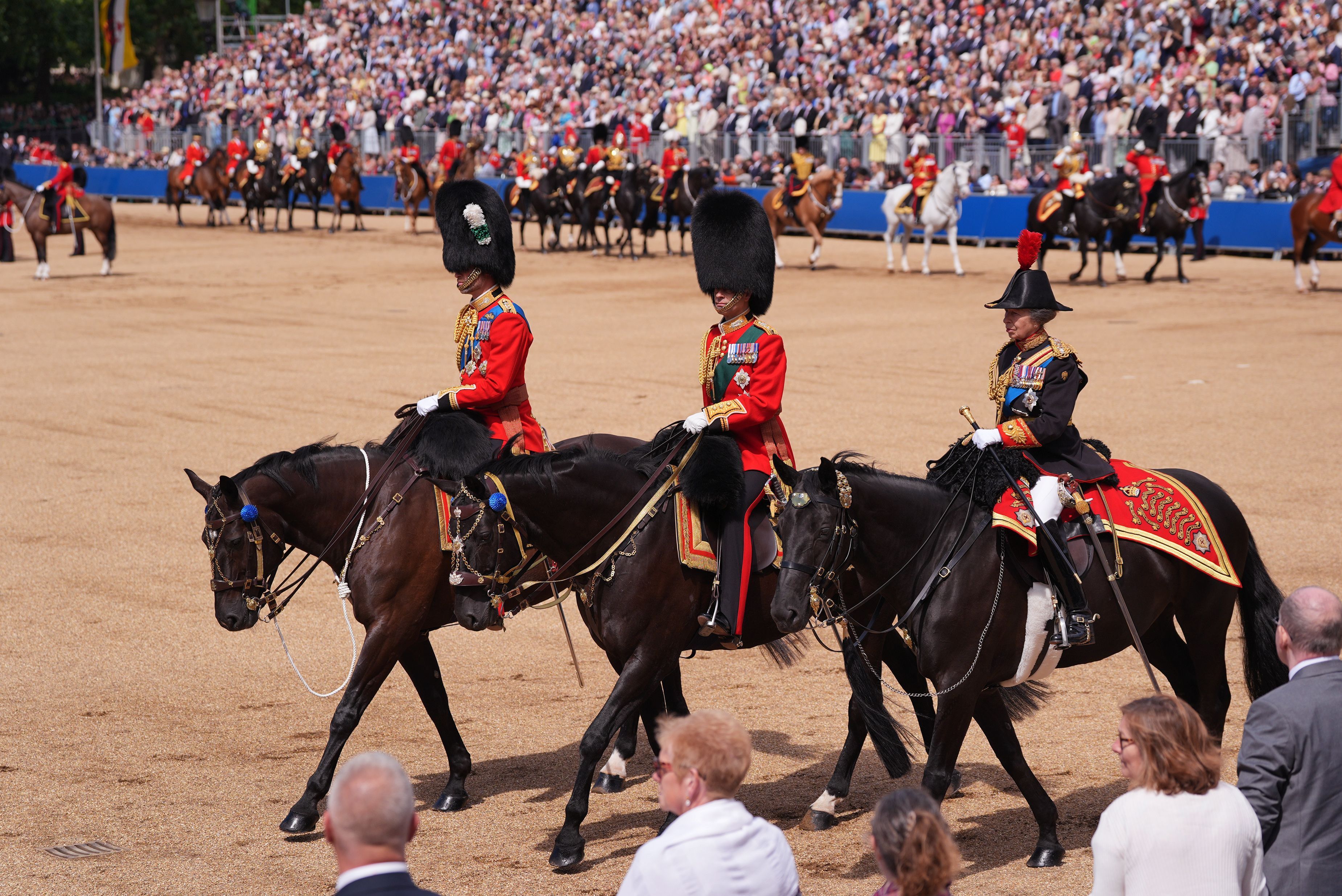 Der Prinz von Wales auf Darby, der Herzog von Edinburgh auf Sir John und Prinzessin Anne auf Noble während der „Trooping the Colour“-Zeremonie auf der Horse Guards Parade. Bei den Tieren handelt es sich um Pferde, die der königlichen Familie von der Royal Canadian Mounted Police geschenkt wurden.