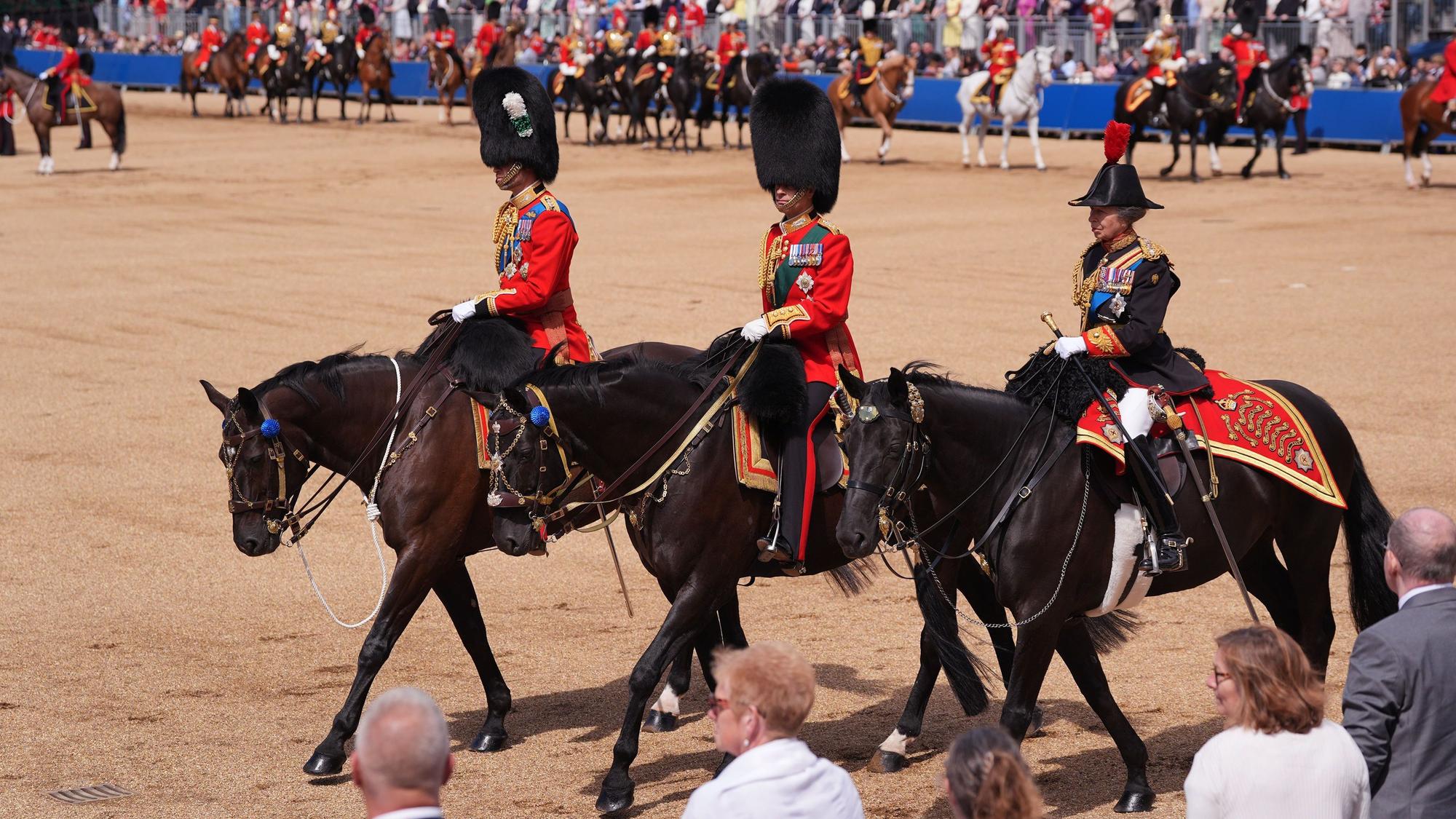 Der Prinz von Wales auf Darby, der Herzog von Edinburgh auf Sir John und Prinzessin Anne auf Noble während der „Trooping the Colour“-Zeremonie auf der Horse Guards Parade. Bei den Tieren handelt es sich um Pferde, die der königlichen Familie von der Royal Canadian Mounted Police geschenkt wurden.