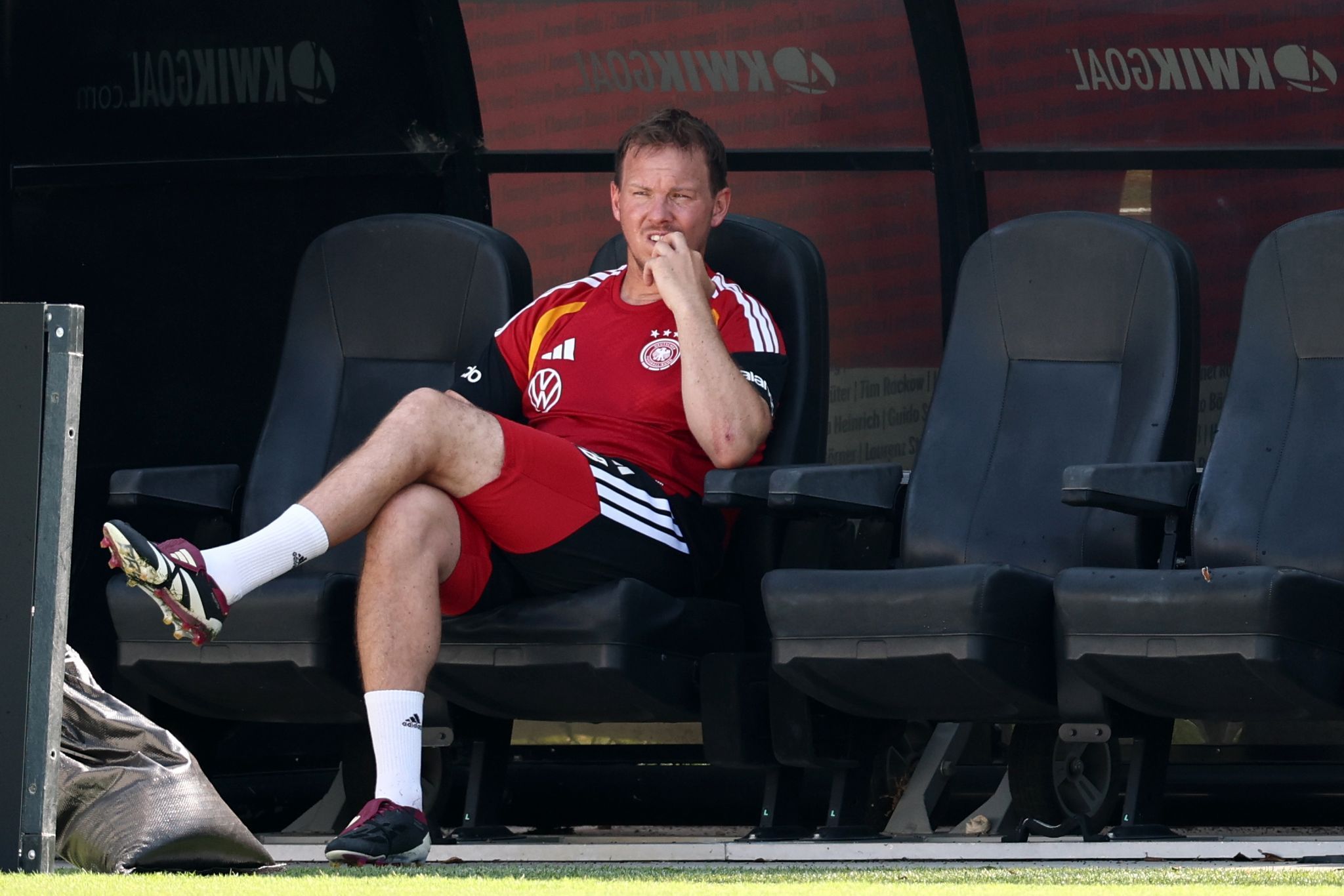Julian Nagelsmann sitzt auf der Bank.