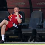 Julian Nagelsmann sitzt auf der Bank.