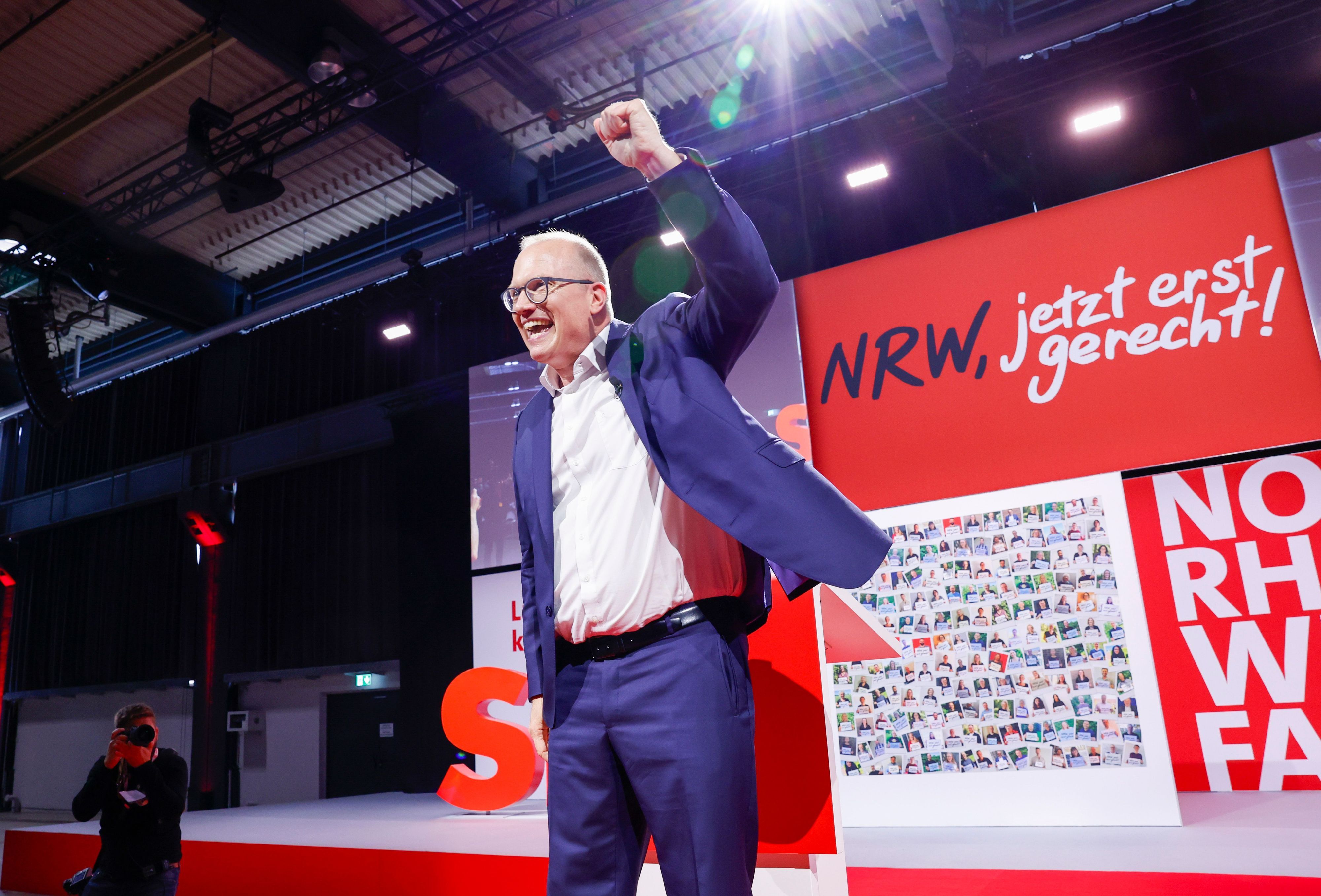 Jochen Ott (SPD), Vorsitzender der SPD-Landtagsfraktion, steht bei der Nordrhein-Westfalen SPD Landesdelegiertenkonferenz zur Aufstellung zum Spitzenkandidaten für die Landtagswahl 2027 nach seiner Rede vor den Delegierten.