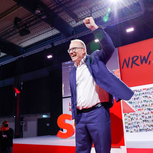Jochen Ott (SPD), Vorsitzender der SPD-Landtagsfraktion, steht bei der Nordrhein-Westfalen SPD Landesdelegiertenkonferenz zur Aufstellung zum Spitzenkandidaten für die Landtagswahl 2027 nach seiner Rede vor den Delegierten.