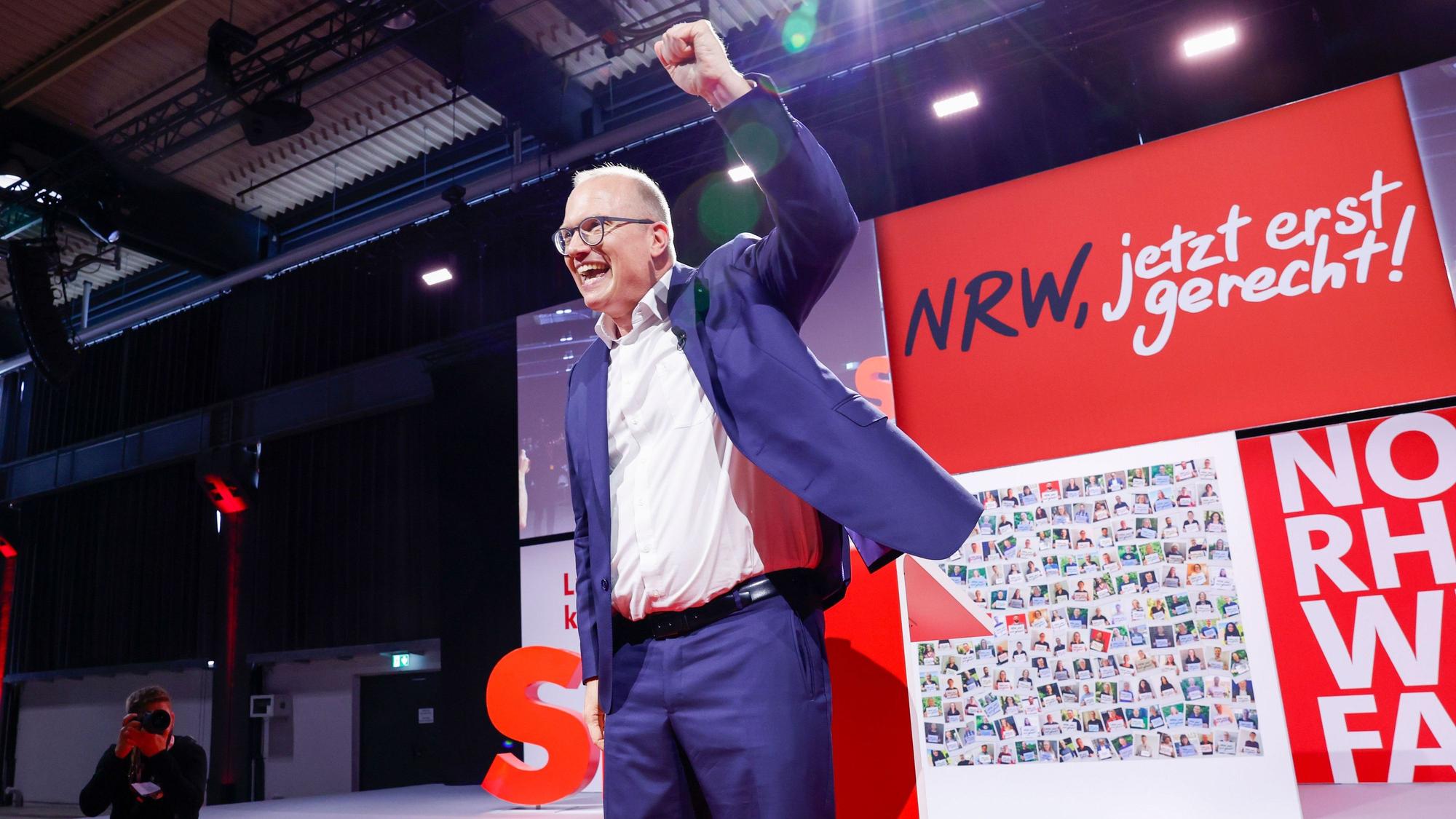Jochen Ott (SPD), Vorsitzender der SPD-Landtagsfraktion, steht bei der Nordrhein-Westfalen SPD Landesdelegiertenkonferenz zur Aufstellung zum Spitzenkandidaten für die Landtagswahl 2027 nach seiner Rede vor den Delegierten.