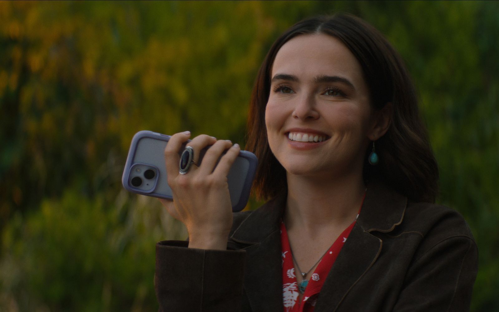 Nach dem Tod ihrer Schwester sucht Jill (Zoey Deutch) in „Voicemails for Isabelle“ über Sprachnachrichten weiter den Kontakt zu ihr.  (Bild: Netflix)