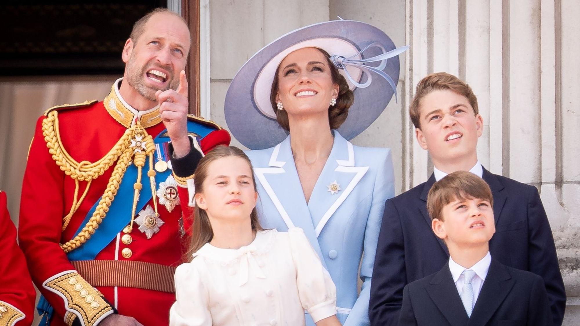 Prinz William, Prinzessin Kate, Prinzessin Charlotte, Prinz George und Prinz Louis auf dem Balkon des Buckingham Palace.