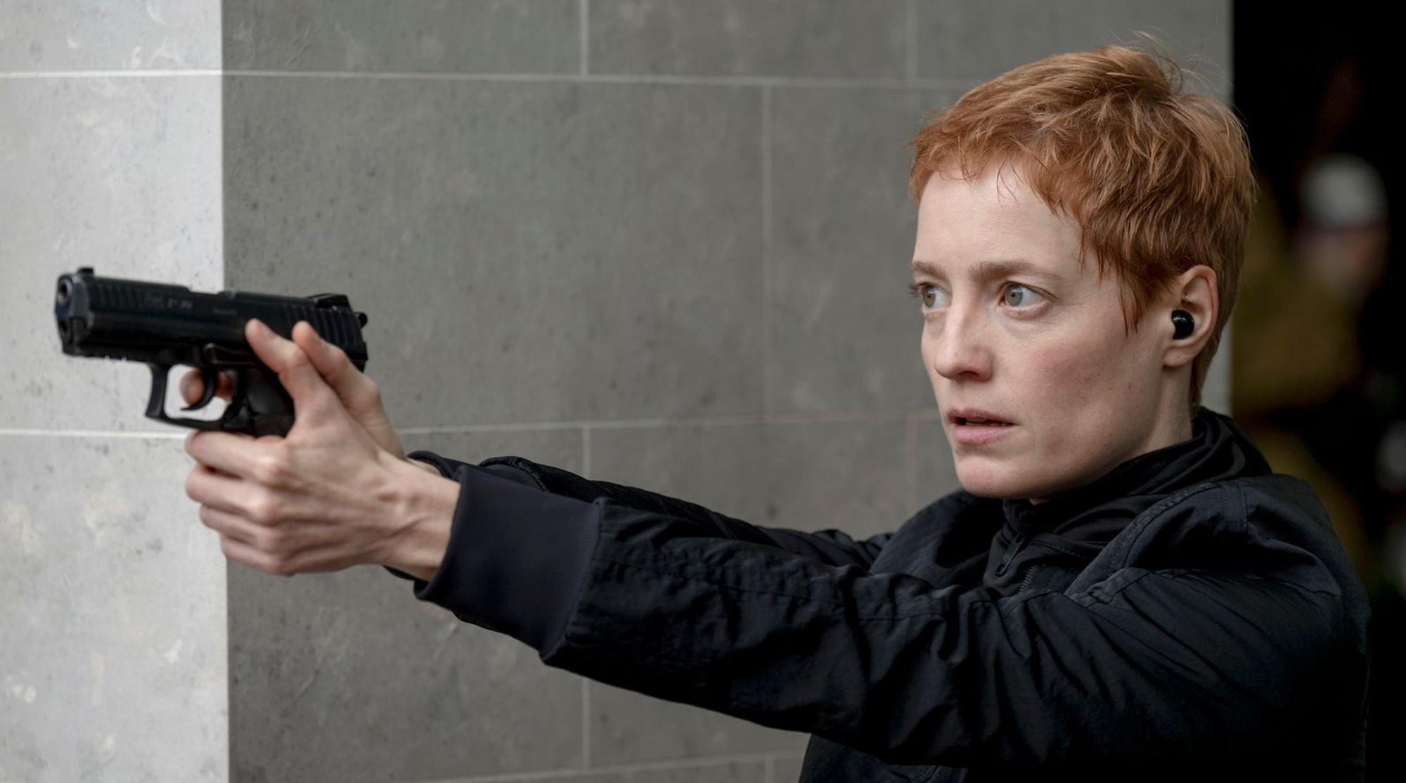 Leonie Benesch spielt im vierteiligen Brit-Thriller „Prisoner - Auf der Flucht“ eine gnadenlose Jägerin. Im Auftrag eines mächtigen Syndikats soll sie einen wichtigen Zeugen ausschalten. (Bild: Sky UK)