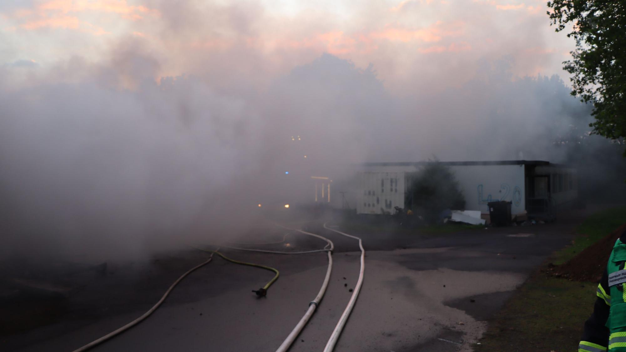 Zeitweise war wegen der starken Rauchentwicklung auch die Einsatzfahrzeuge der Feuerwehr nicht zu sehen.