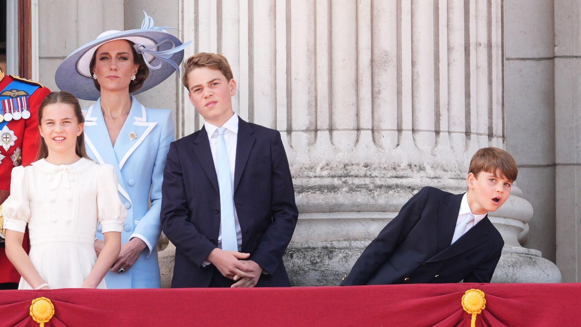 Prinzessin Charlotte, Prinzessin Kate, Prinz George und Prinz Louis auf dem Balkon des Buckingham Palace.