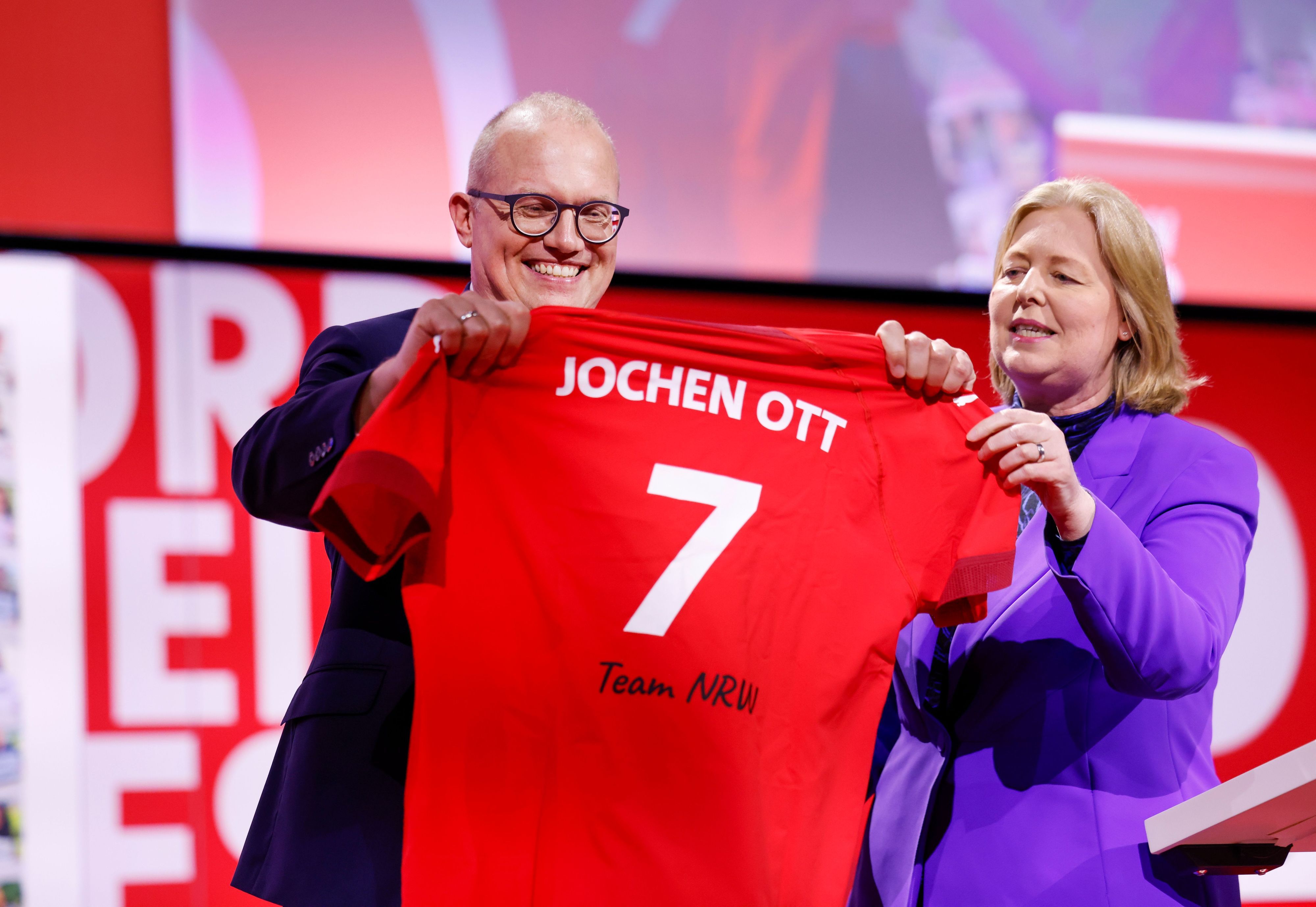 Bärbel Bas (SPD), Bundesministerin für Arbeit und Soziales, überreicht Jochen Ott bei der Landesdelegiertenkonferenz der SPD in Nordrhein-Westfalen nach der Wahl zum Spitzenkandidaten für die Landtagswahl 2027 ein Trikot mit der Aufschrift: „Jochen Ott 7 Team NRW“.