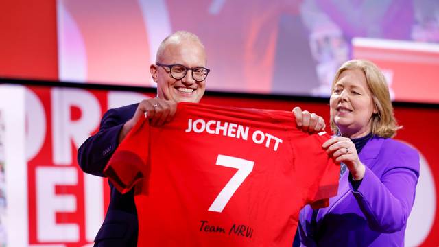 Bärbel Bas (SPD), Bundesministerin für Arbeit und Soziales, überreicht Jochen Ott bei der Landesdelegiertenkonferenz der SPD in Nordrhein-Westfalen nach der Wahl zum Spitzenkandidaten für die Landtagswahl 2027 ein Trikot mit der Aufschrift: „Jochen Ott 7 Team NRW“.