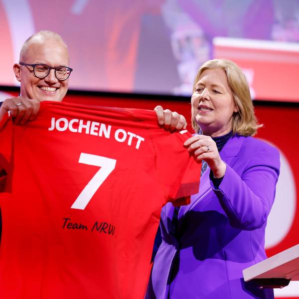 Bärbel Bas (SPD) (r), frühere Bundesministerin für Arbeit und Soziales, überreichte Jochen Ott bei der Landesdelegiertenkonferenz der SPD in Nordrhein-Westfalen nach der Wahl von Jochen Ott (SPD) zum Spitzenkandidaten für die Landtagswahl 2027 ein Trikot mit der Aufschrift: „Jochen Ott 7 Team NRW“.