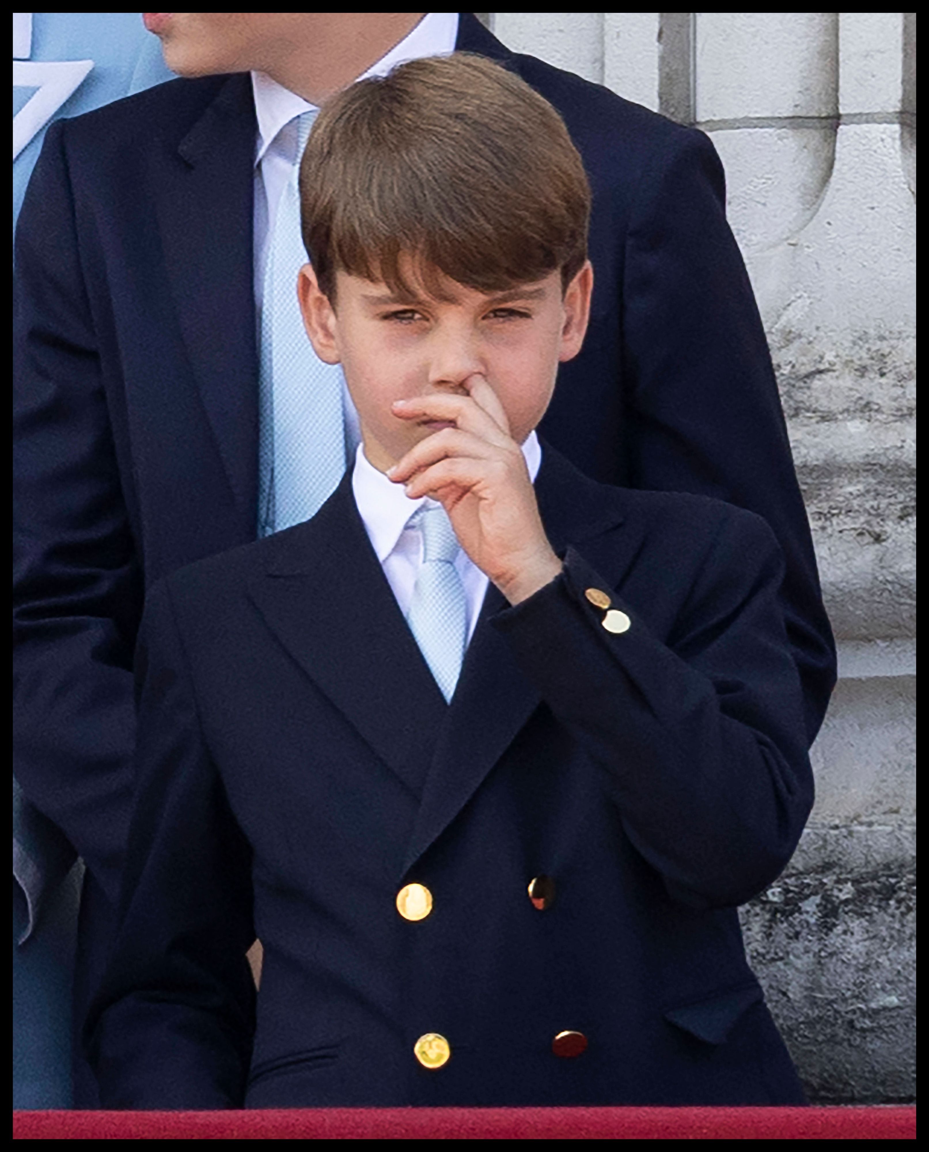 Prinz Louis popelt in der Nase.