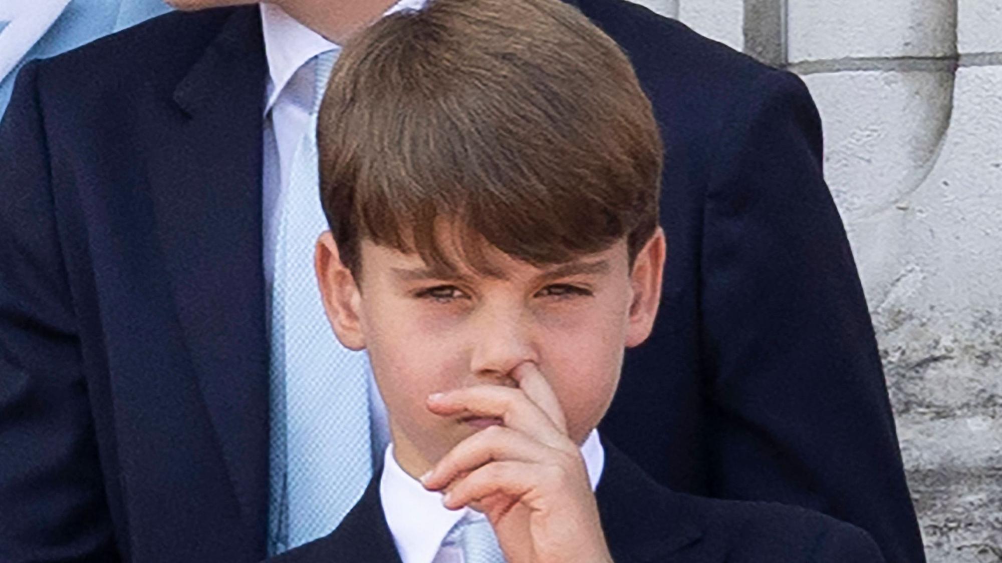Prinz Louis popelt in der Nase.