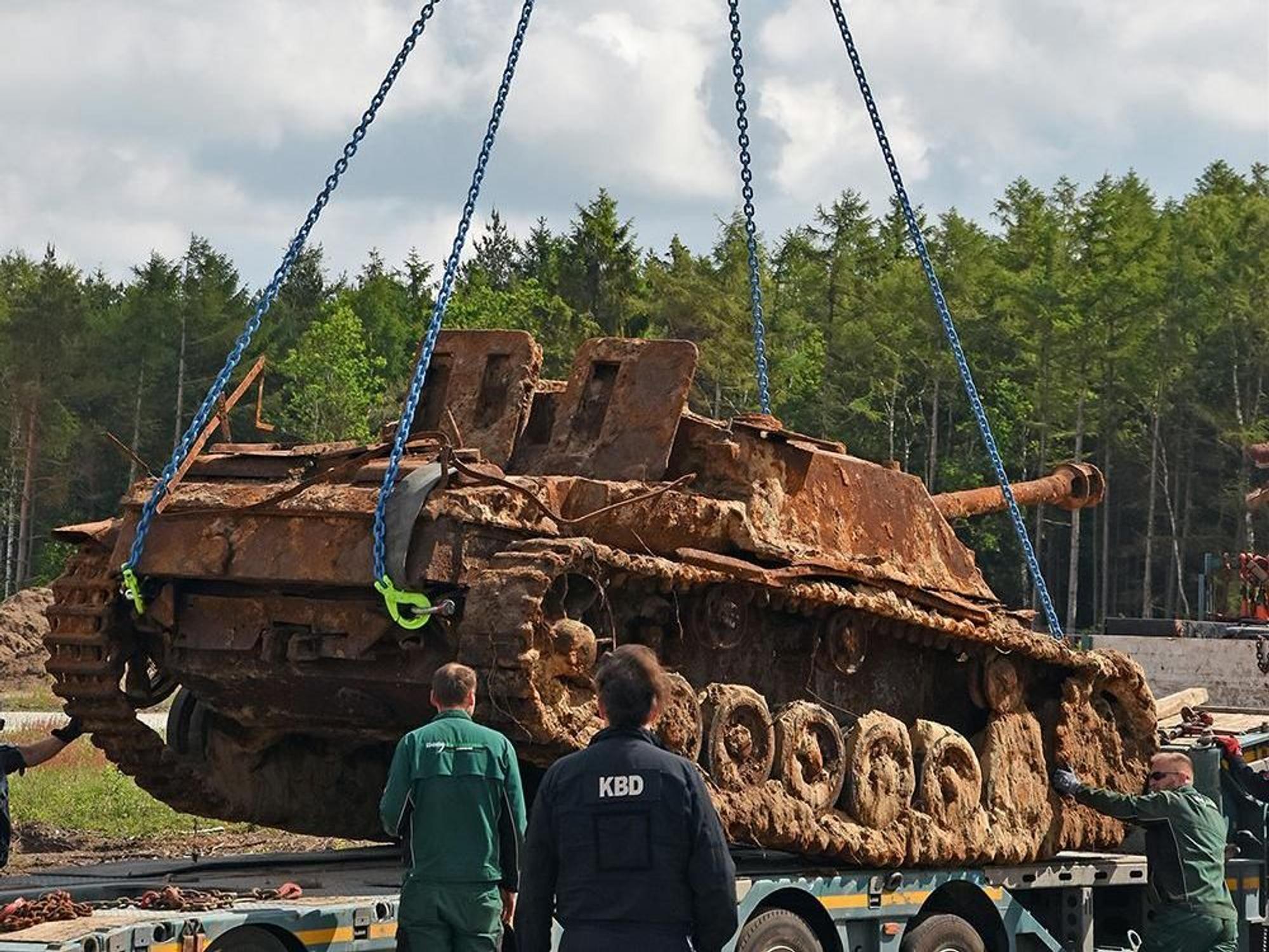 Nach der Bergung wird das StuG III verladen.