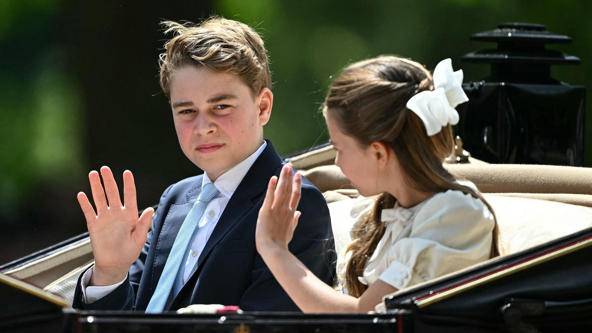 Prinz George und Prinzessin Charlotte in der Kutsche.
