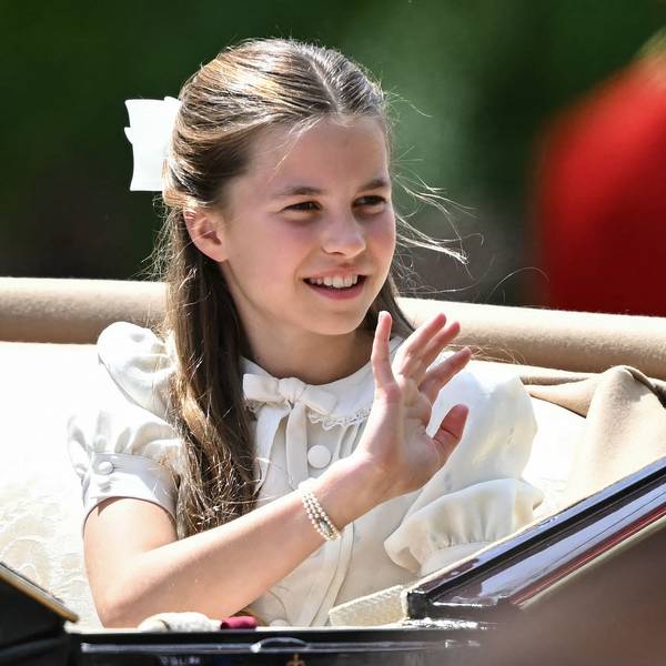 Prinzessin Charlotte winkt den Zuschauern zu, während sie von der Horse Guards Parade zum Buckingham Palace zurückkehrt.