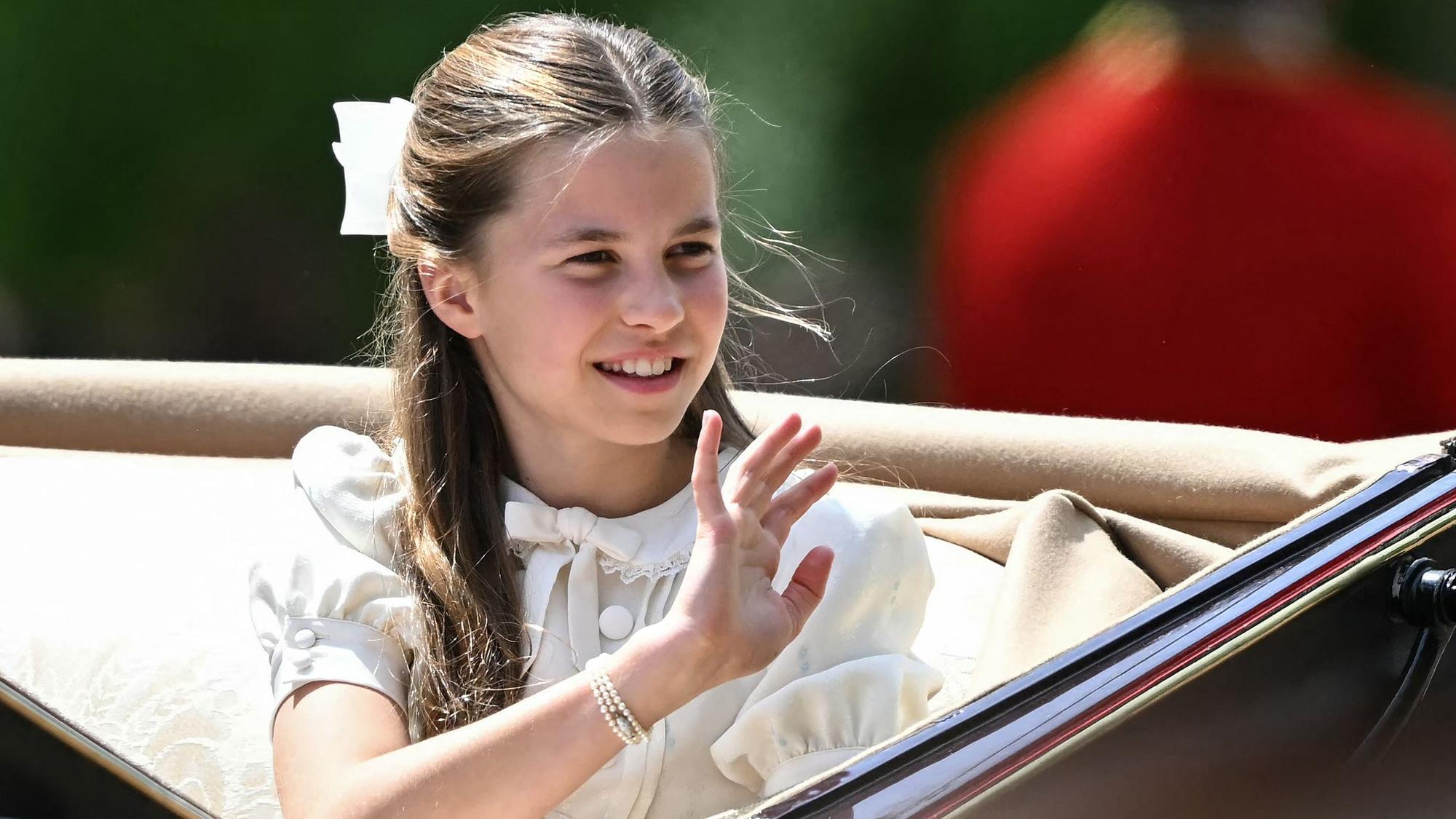 Prinzessin Charlotte winkt den Zuschauern zu, während sie von der Horse Guards Parade zum Buckingham Palace zurückkehrt.