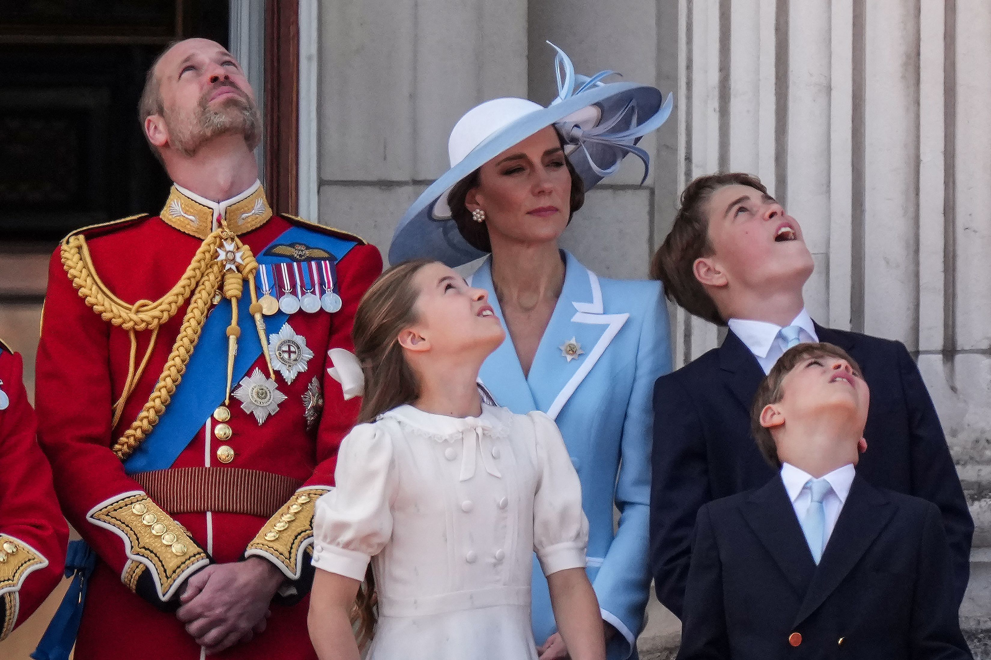 Prinz William und Prinzessin Kate sowie ihre Kinder Prinzessin Charlotte, Prinz George und Prinz Louis winken der Menge vom Balkon des Buckingham-Palasts aus zu, während der „Trooping the Colour“, der jährlichen Geburtstagsparade des Königs Charles III.