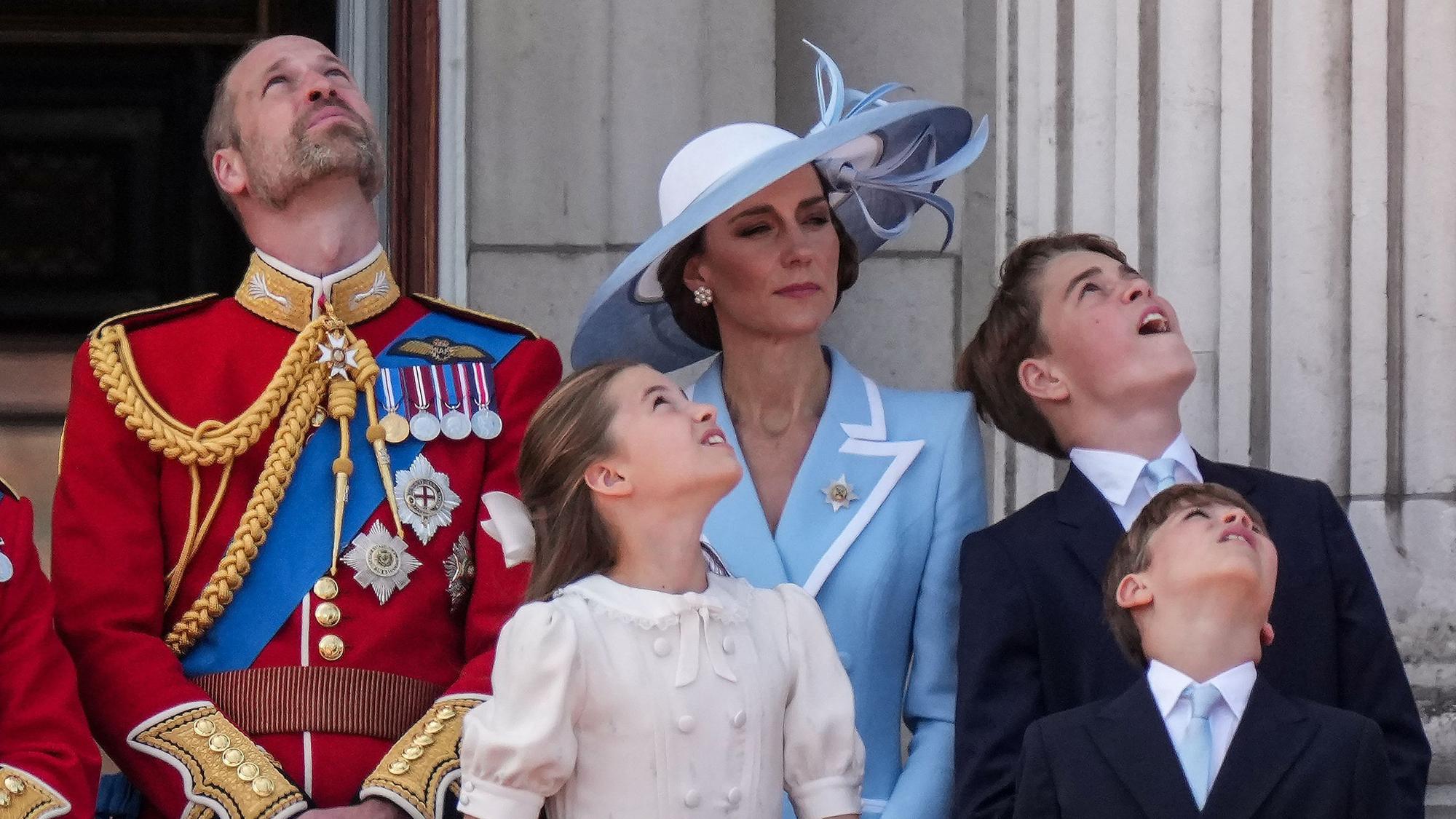 Prinz William und Prinzessin Kate sowie ihre Kinder Prinzessin Charlotte, Prinz George und Prinz Louis winken der Menge vom Balkon des Buckingham-Palasts aus zu, während der „Trooping the Colour“, der jährlichen Geburtstagsparade des Königs Charles III.