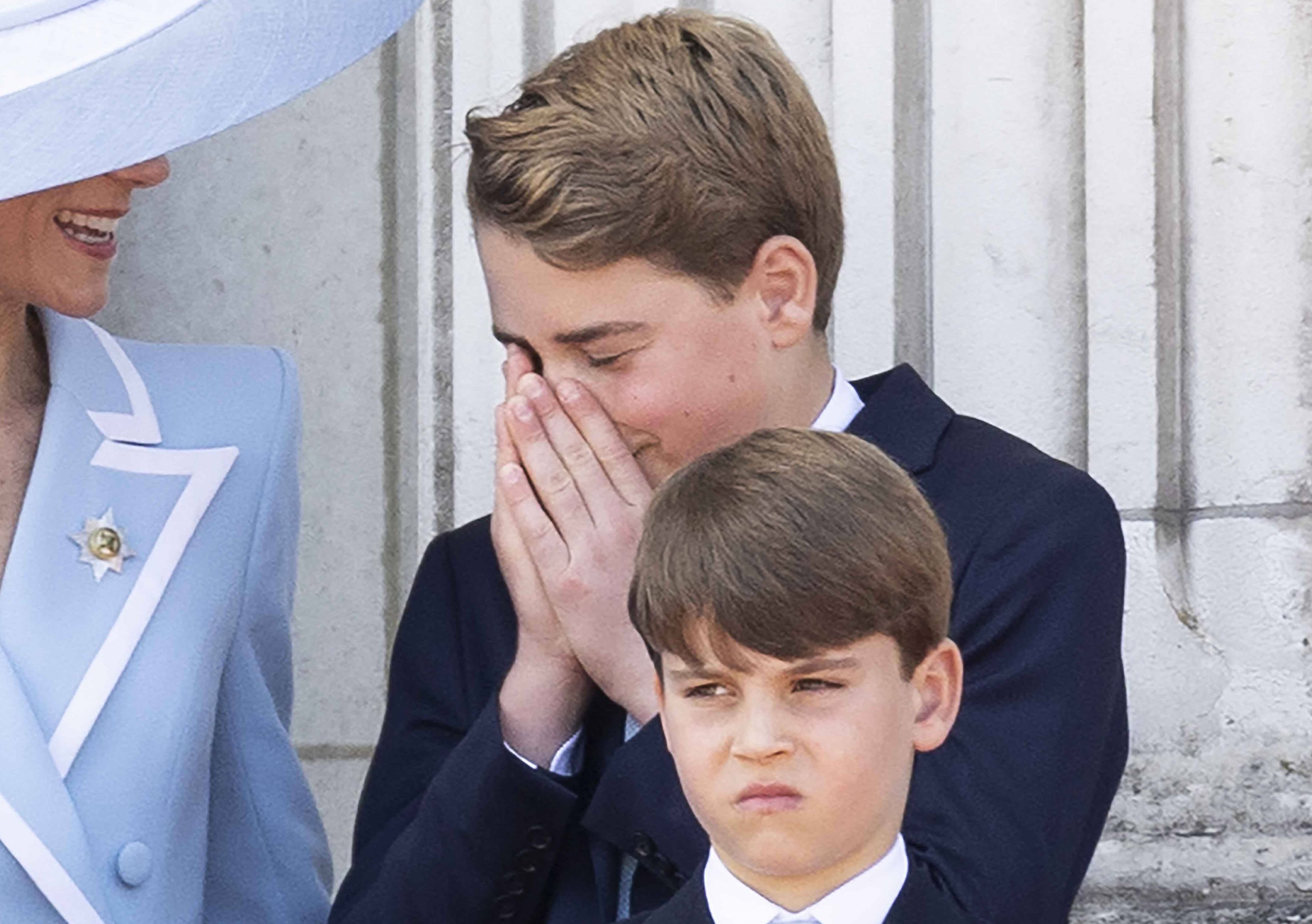 Prinz George (M), Prinzessin (l) und Prinz Louis (r) auf dem Balkon des Buckingham Palace.