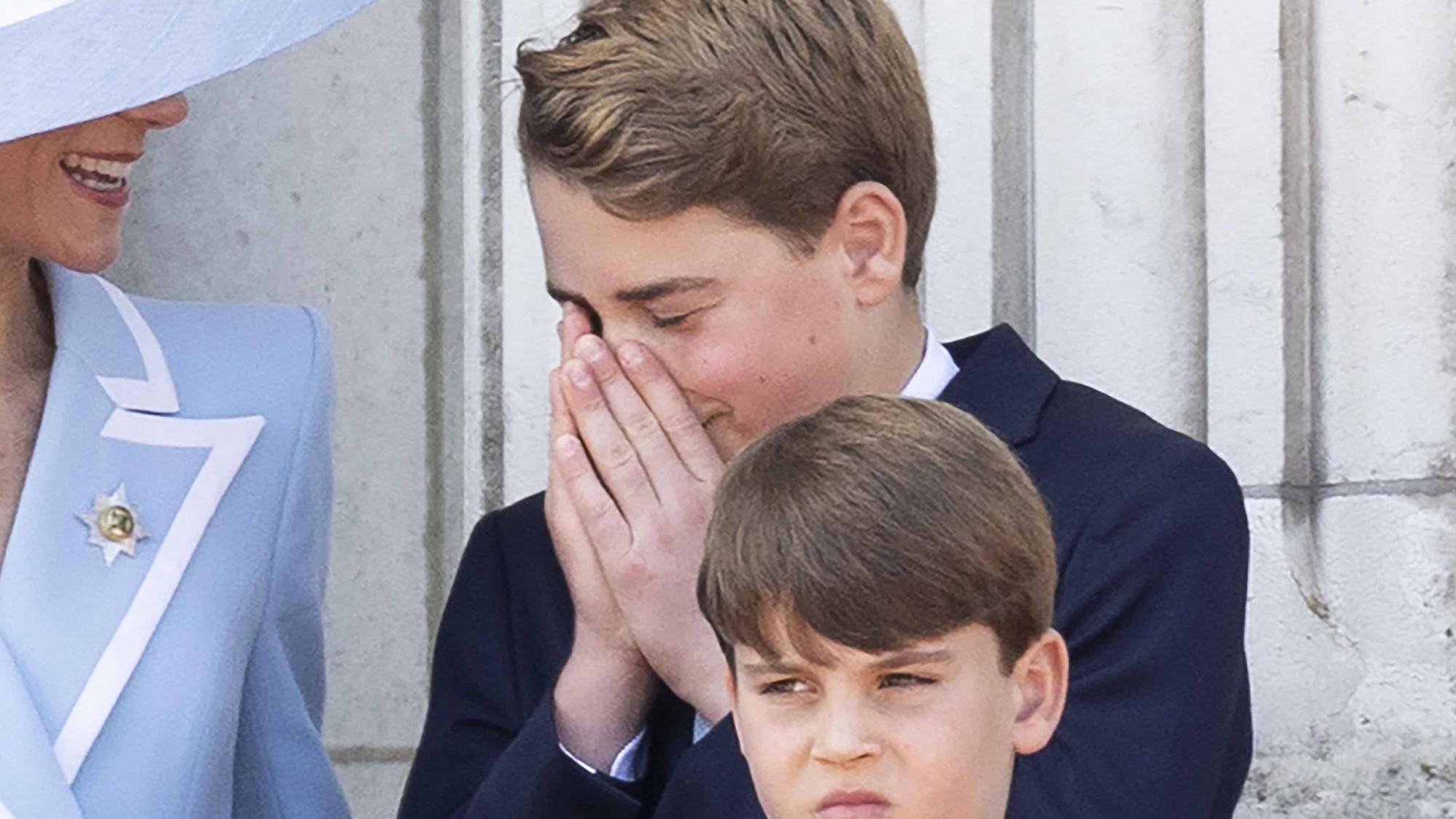 Prinz George (M), Prinzessin (l) und Prinz Louis (r) auf dem Balkon des Buckingham Palace.